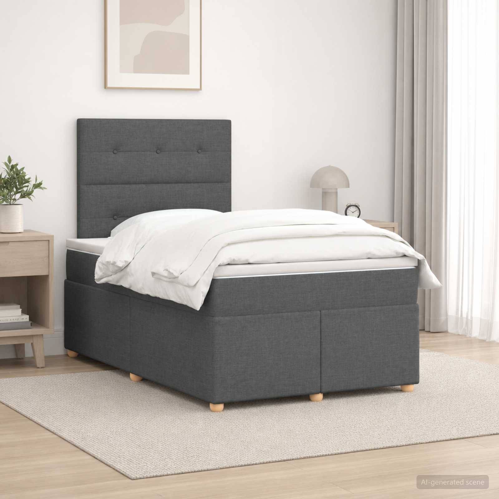 Dunkelgrau gepolstertes Bett mit weißer Bettwäsche in einem hellen minimalistischen Schlafzimmer neben einem Nachttisch, einer Lampe und Vorhängen.