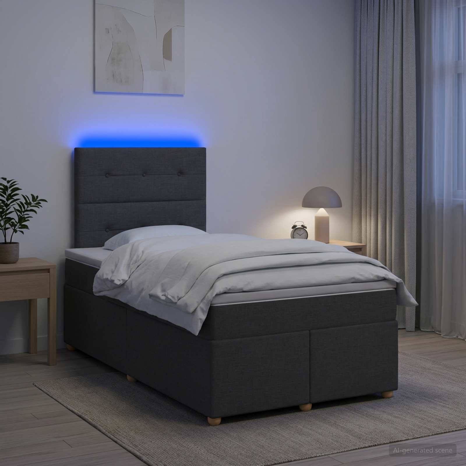 Modernes Schlafzimmer mit dunkelm gepolstertem Bett, blauem LED-Kopfleuchten-Glühen, Nachttischlampe, Vorhängen und minimalistischer Dekoration.