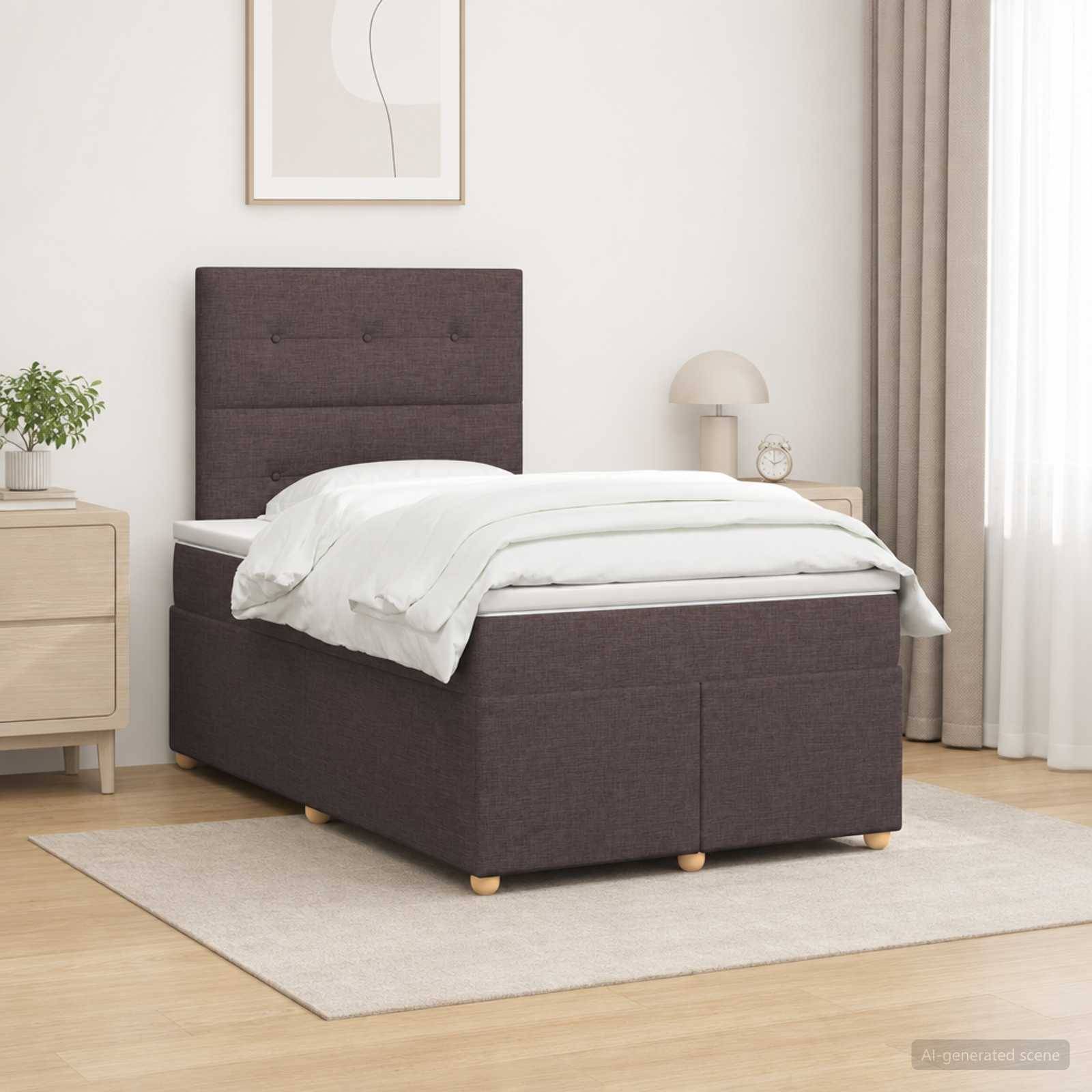 Modernes gepolstertes Einzelbett mit weißer Bettwäsche in einem hellen, minimalistischen Schlafzimmer, gezeigt auf einem hellen Teppich neben einem Nachttisch und einer Lampe.