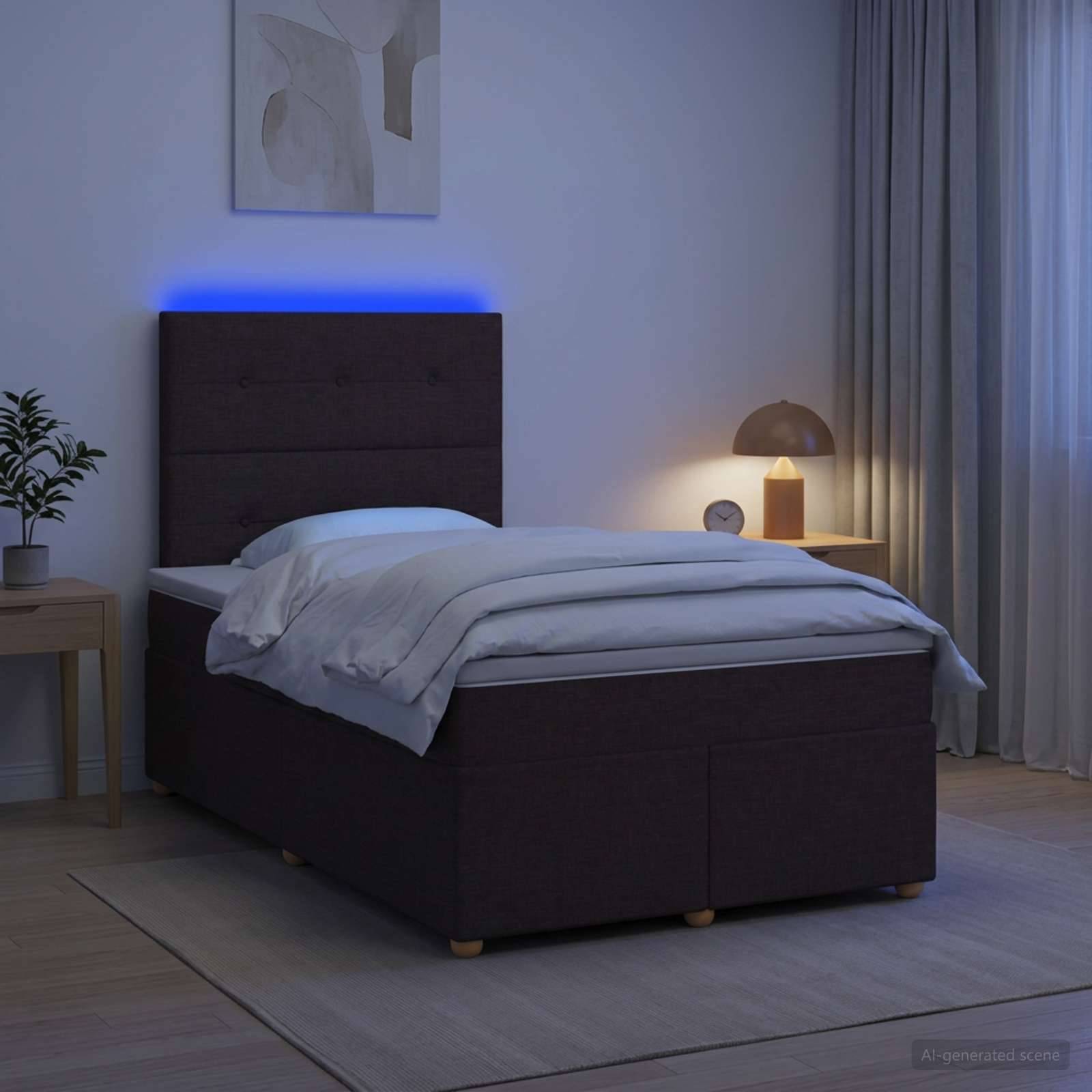 Modernes Schlafzimmer mit dunklem Bett, das von blauen LED-Kopfleuchten beleuchtet wird, weißer Bettwäsche, Nachttischlampe, Pflanze und Vorhängen in einem minimalistischen Raum.