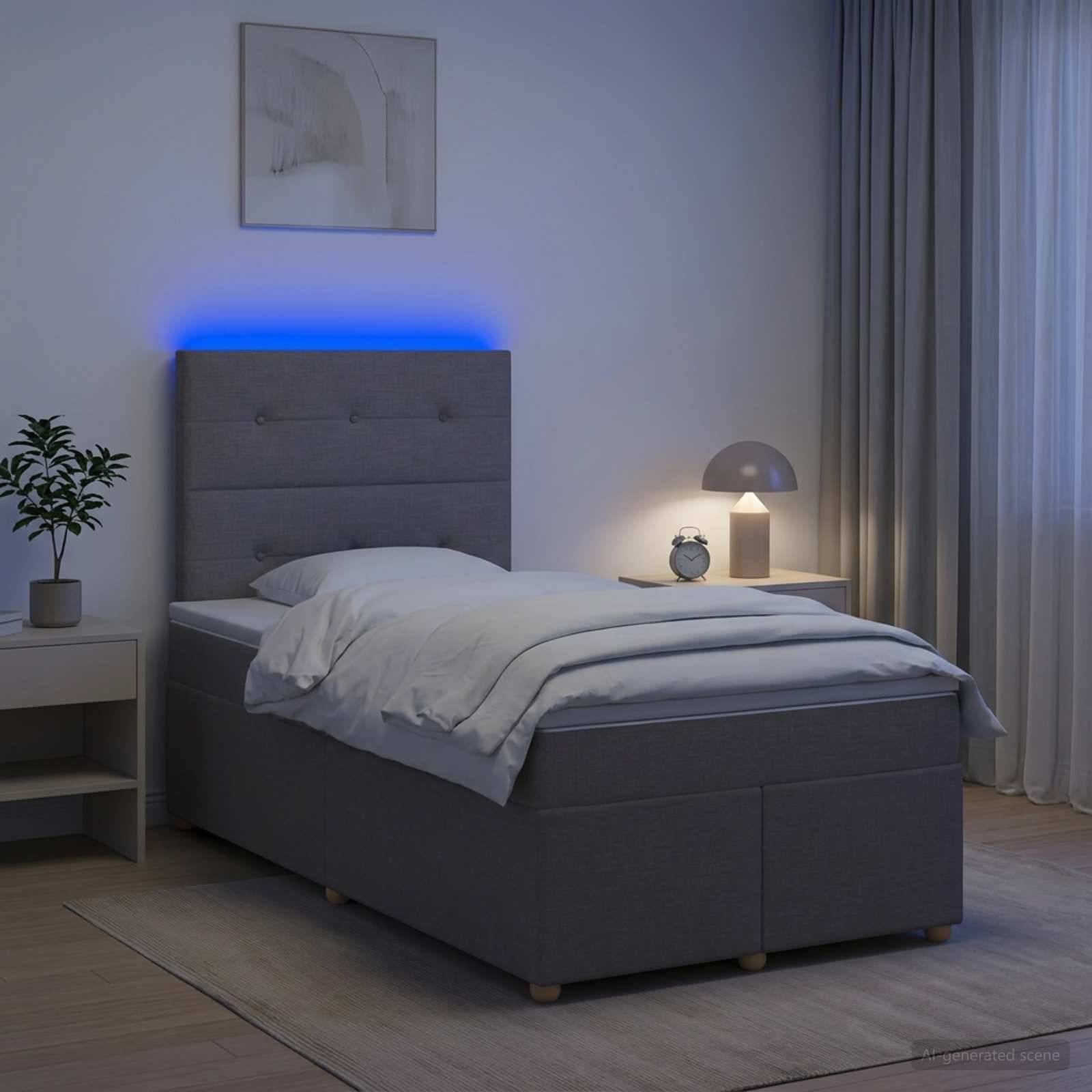 Modernes Schlafzimmer mit einem Einzelbett, grauem gepolstertem Kopfteil, beleuchtet durch blaue LED, Nachttischlampe und Wecker, Pflanze und Fenster mit Vorhängen.
