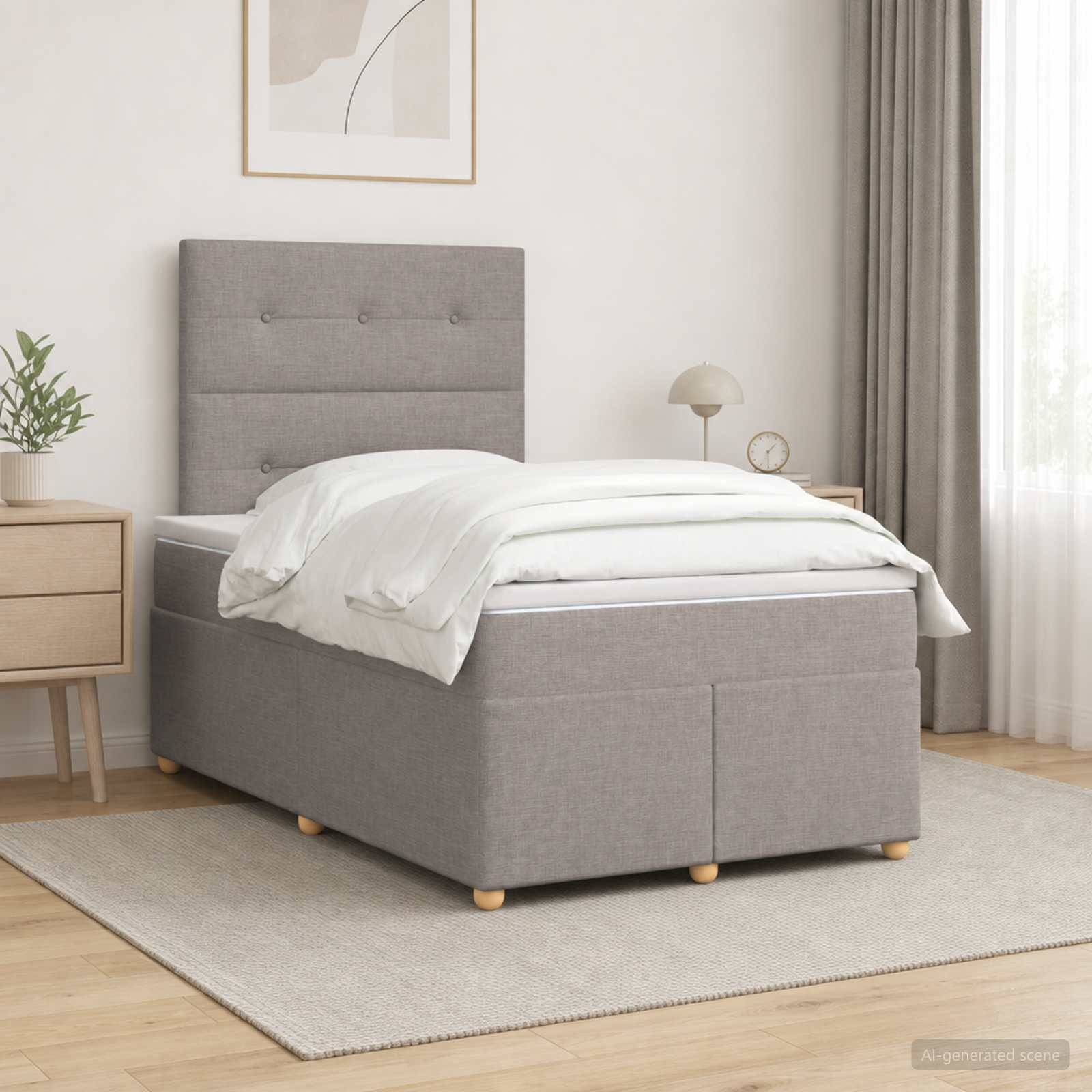 Modernes Schlafzimmer mit einem grau gepolsterten Einzelbett, weißer Bettwäsche, Nachttisch, Lampe, Vorhang und Teppich in einem hellen, minimalistischen Raum.
