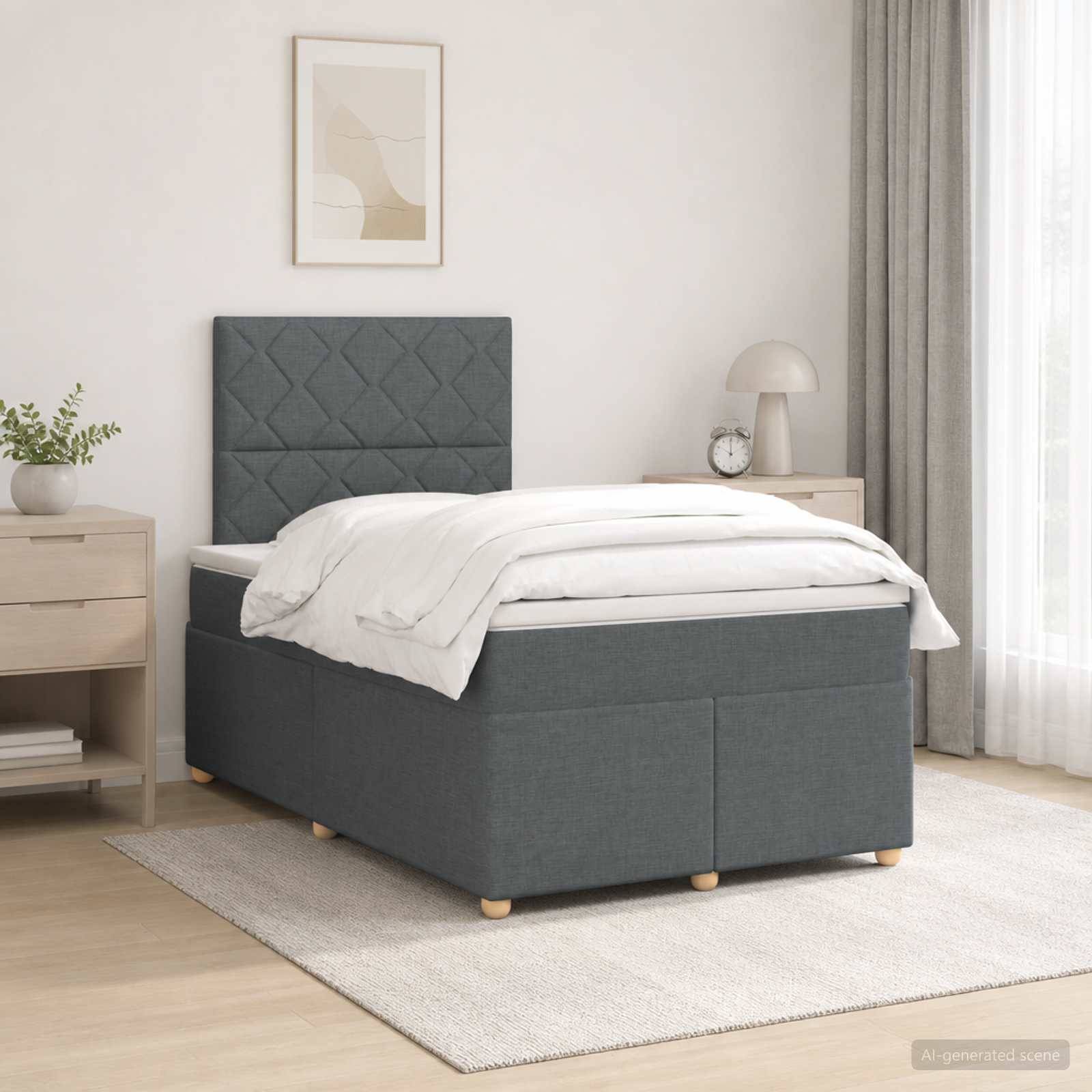 Modernes Schlafzimmer mit dunkelgrauem gepolstertem Bett, weißer Bettwäsche, Nachttischen, Lampe, Wandkunst im Rahmen und transparenten Vorhängen.