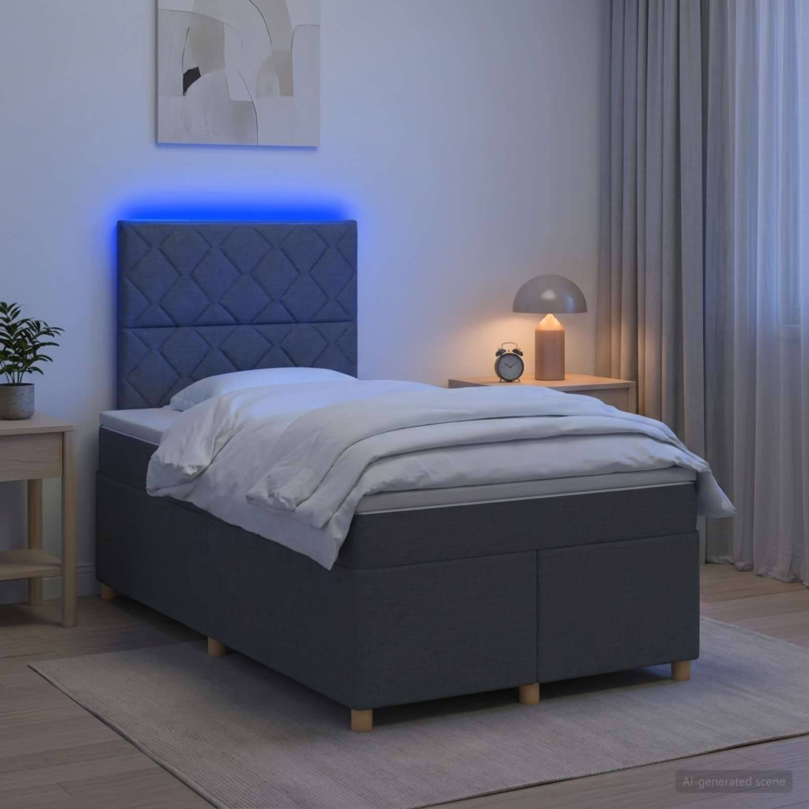 Modernes Schlafzimmer mit Einzelbett, blau LED-beleuchteter gepolsterter Kopfleiste, weißer Bettwäsche, Nachttischleuchte, Uhr und Vorhängen.