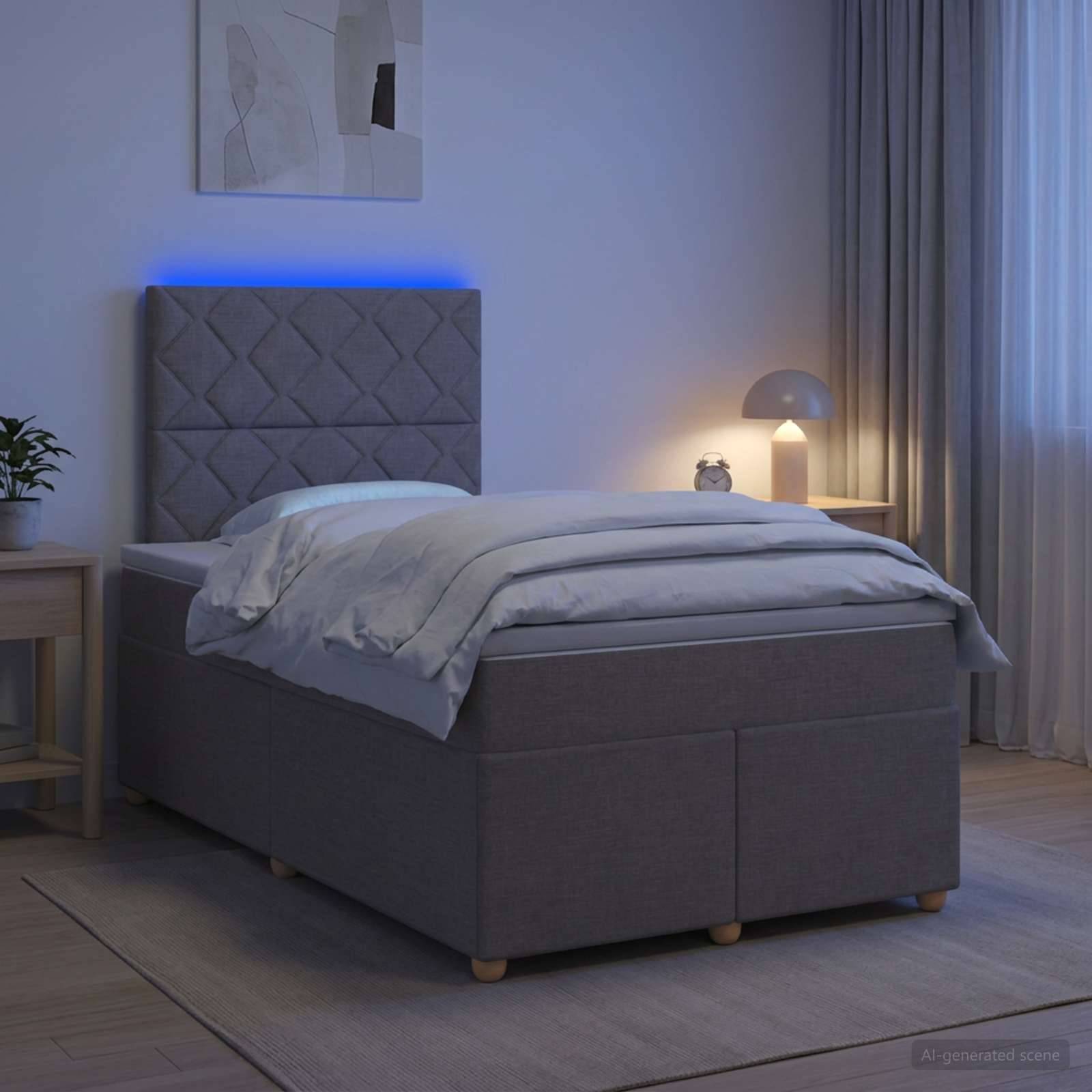 Modernes grau gepolstertes Bett in einem sanft beleuchteten Schlafzimmer mit blauer Kopfleuchte, Nachttischlampe, Nachttisch, Vorhang und Teppich.