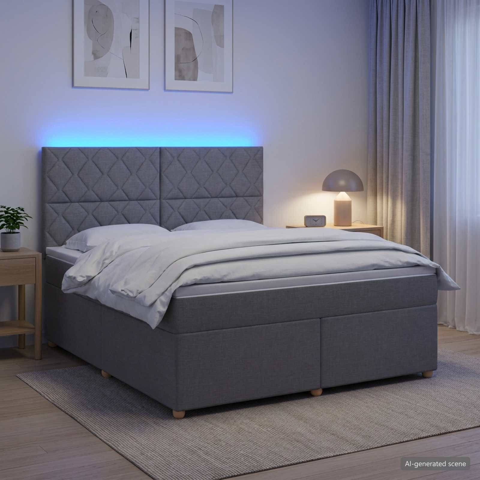 Modernes grau gepolstertes Bett in einem sanft beleuchteten Schlafzimmer mit blau hinterleuchtetem Kopfteil, weißer Bettwäsche, Nachttischen, Lampe und gerahmter Wandkunst.