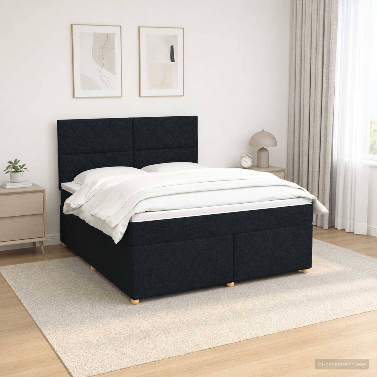 Modernes Schlafzimmer mit einem schwarzen gepolsterten Bett, weißer Bettwäsche, Nachttischen, Wandkunst und weichem Naturlicht.