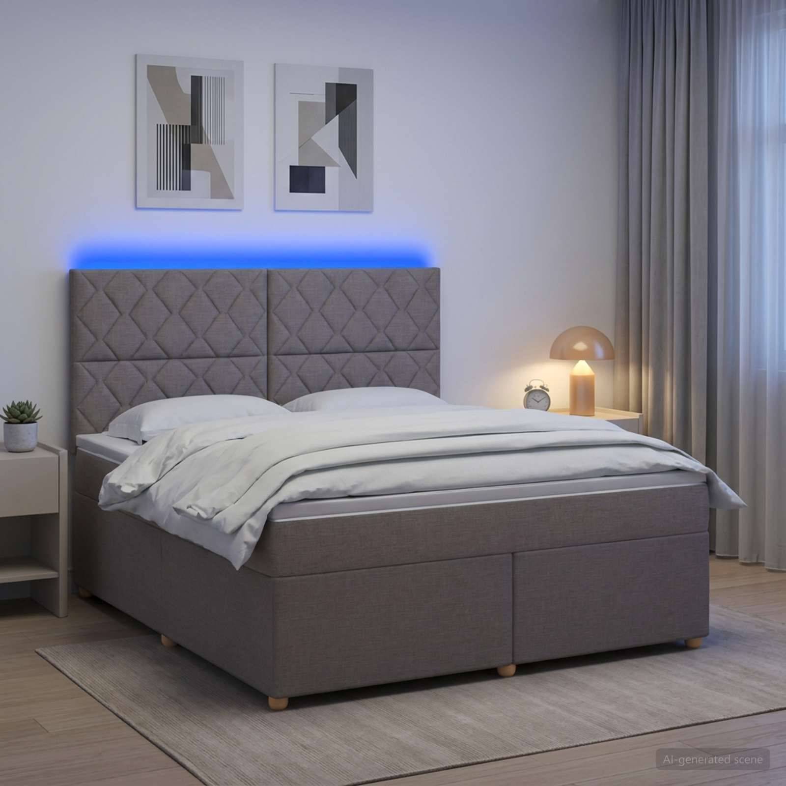 Modernes Schlafzimmer mit grauem gepolstertem Bett, beleuchtetem blauem Kopfende, weißer Bettwäsche, Nachttischlampe, Wandkunst im Rahmen und Vorhängen.