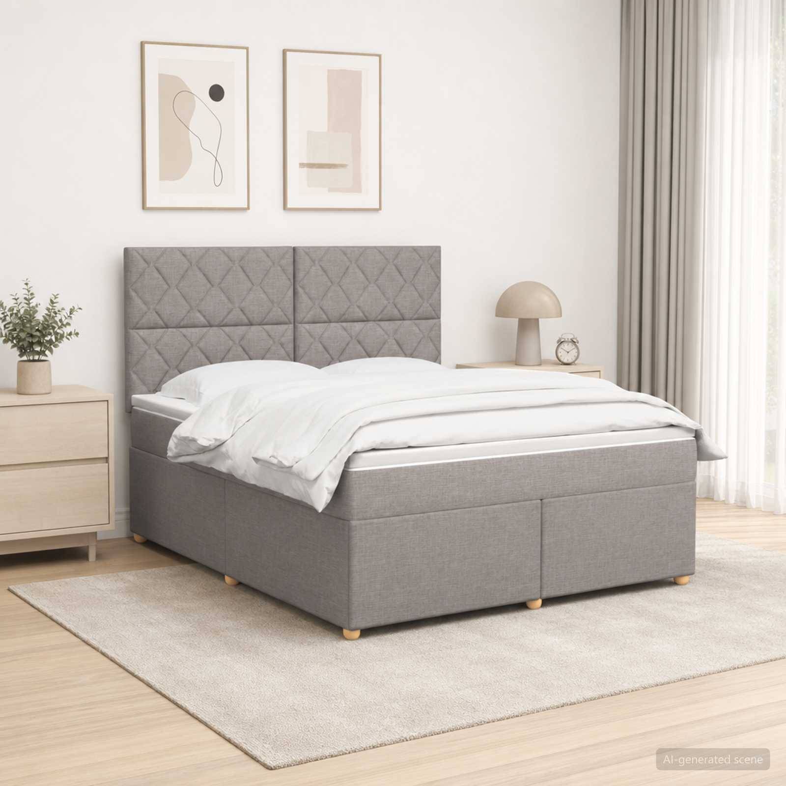 Modernes grau gepolstertes Bett mit gestepptem Kopfteil, weiße Bettwäsche, Nachttische, gerahmte Wandkunst, Lampe und Teppich in einem hellen Schlafzimmer.
