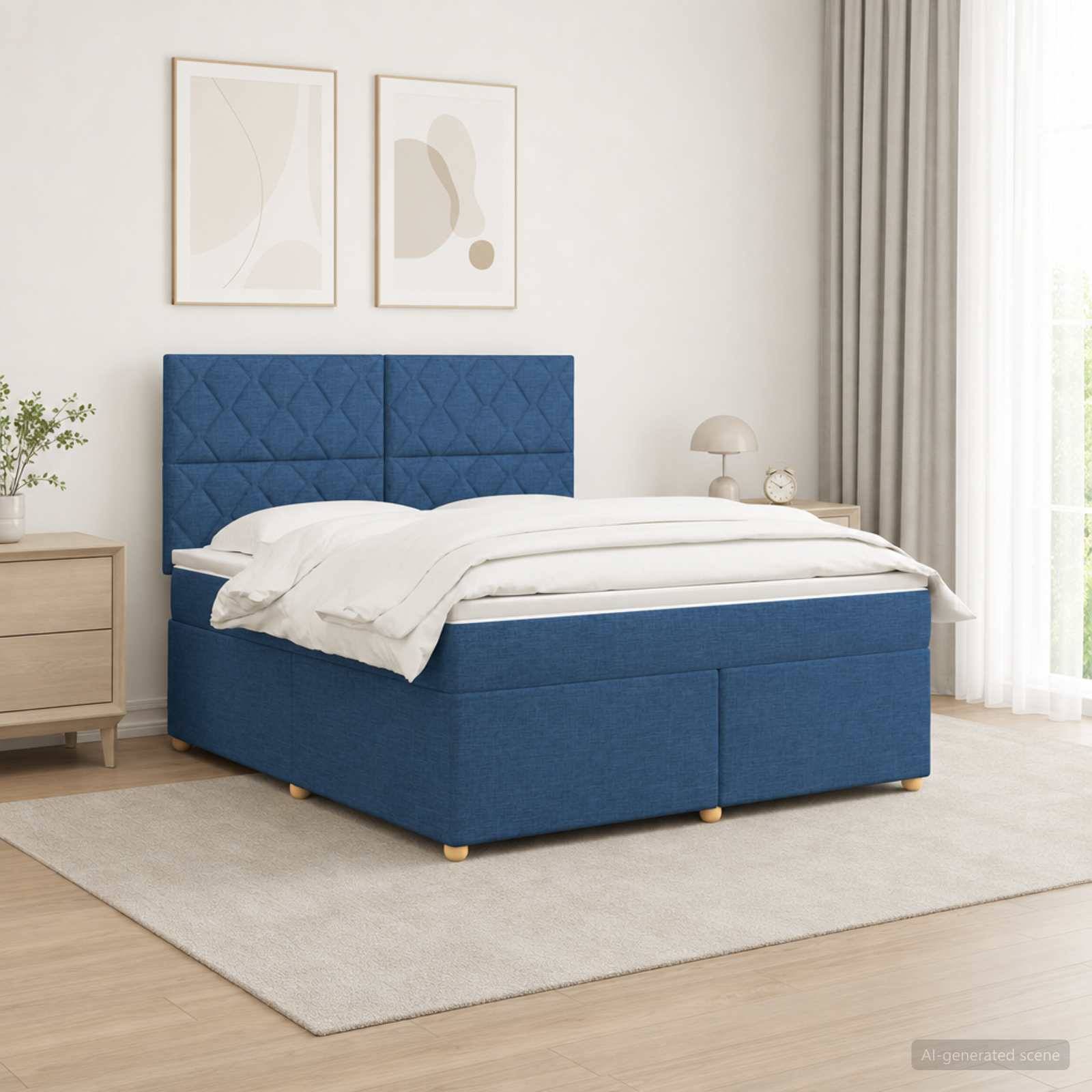 Bett mit blauem Polsterbezug und gestepptem Kopfteil in einem hellen, minimalistischen Schlafzimmer, ausgestattet mit weißer Bettwäsche, Nachttischen und Wandkunst.