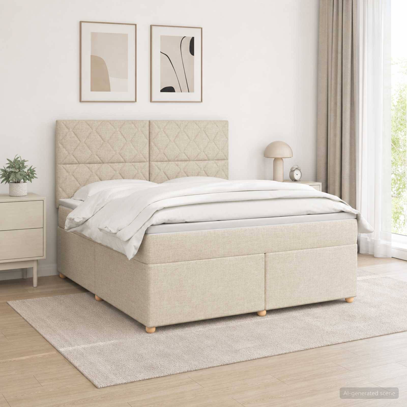 Minimales Schlafzimmer in Beige mit gestepptem Polsterbett, weißer Bettwäsche, Nachttisch, Lampe, Wandkunst und großem Fenster mit Vorhängen.