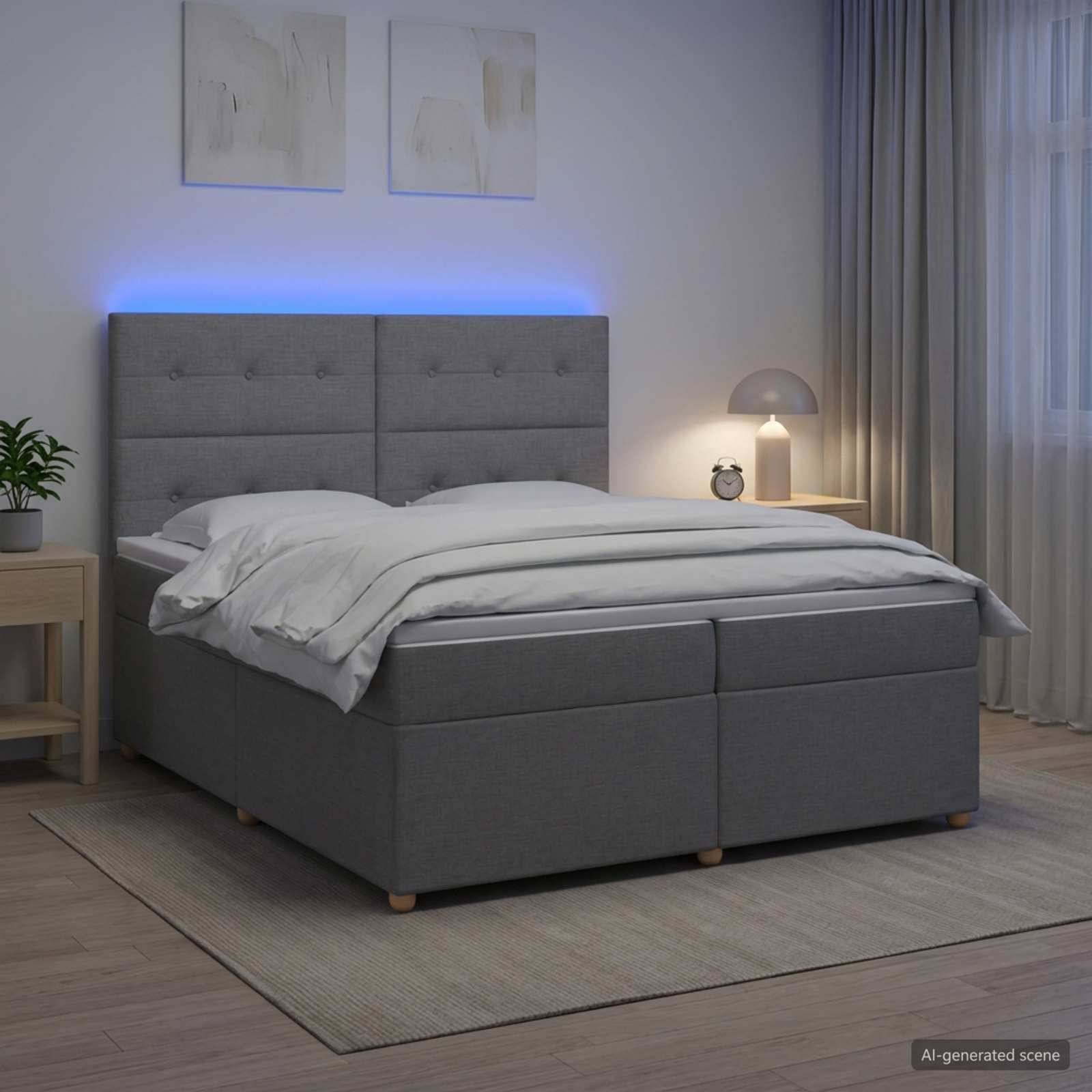 Modernes grau gepolstertes Bett in einem sanft beleuchteten Schlafzimmer mit blauem LED-Kopfteil-Glanz, Nachttischen, Lampe, Vorhang und Teppich.