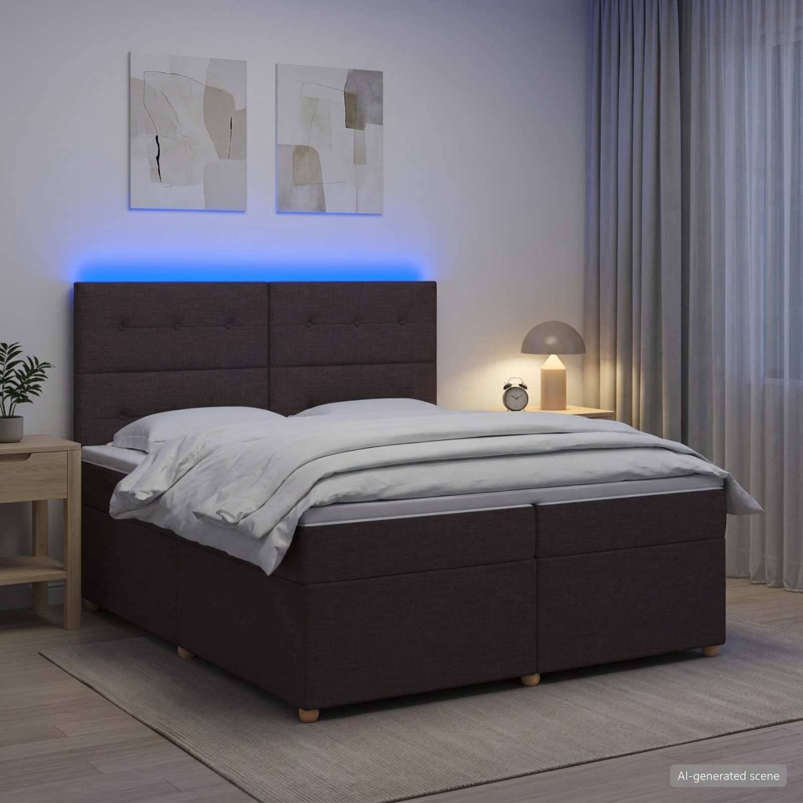 Modernes Schlafzimmer mit dunklem gepolstertem Bett, weißer Bettwäsche, blauer Hintergrundbeleuchtung, Nachttischlampe, Wandkunst und Gardinen.