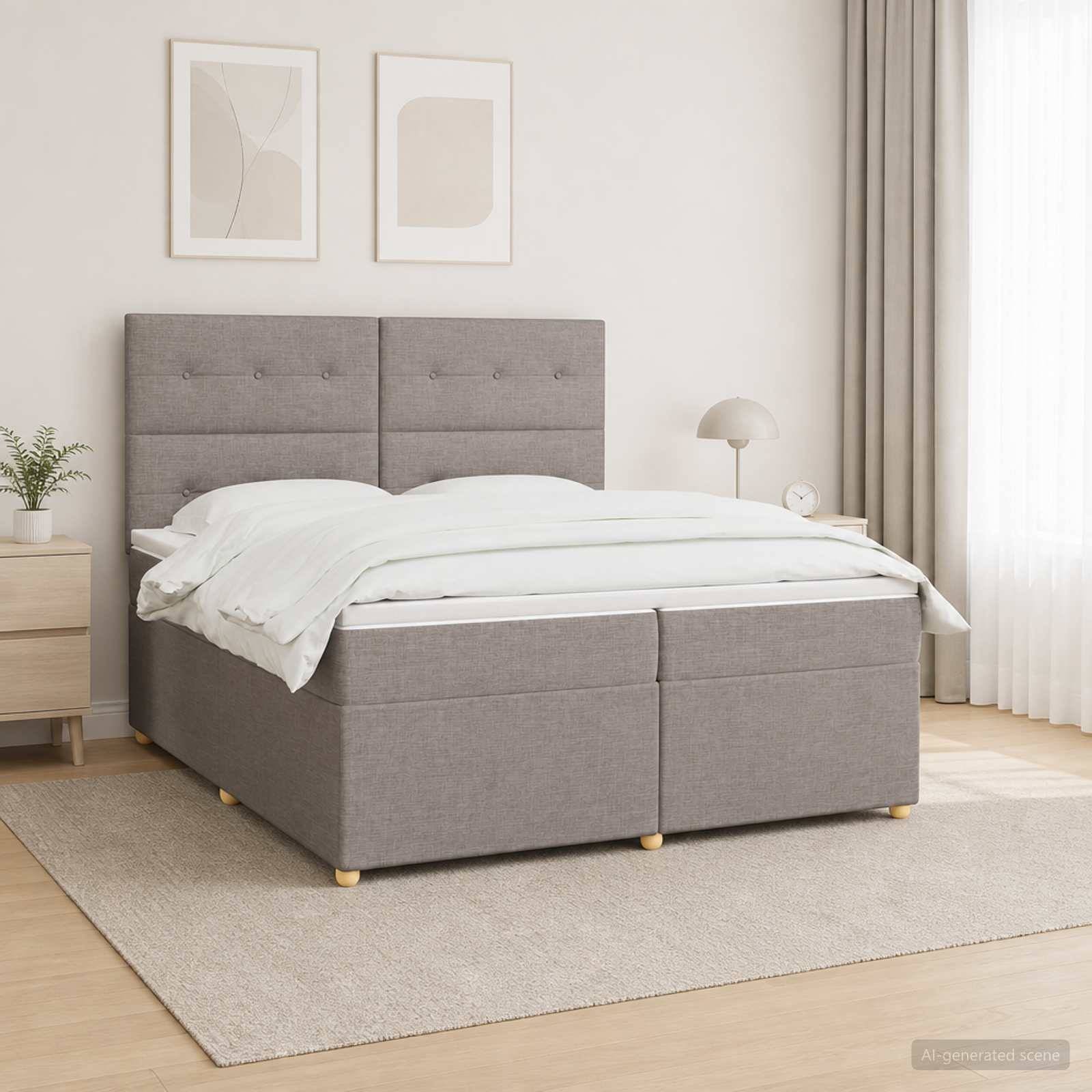 Ein ordentlich gemachtes graupolstertes Bett mit hohem getuftetetem Kopfteil in einem hellen, minimalistischen Schlafzimmer mit Nachttisch, Lampe, gerahmter Kunst und Teppich.