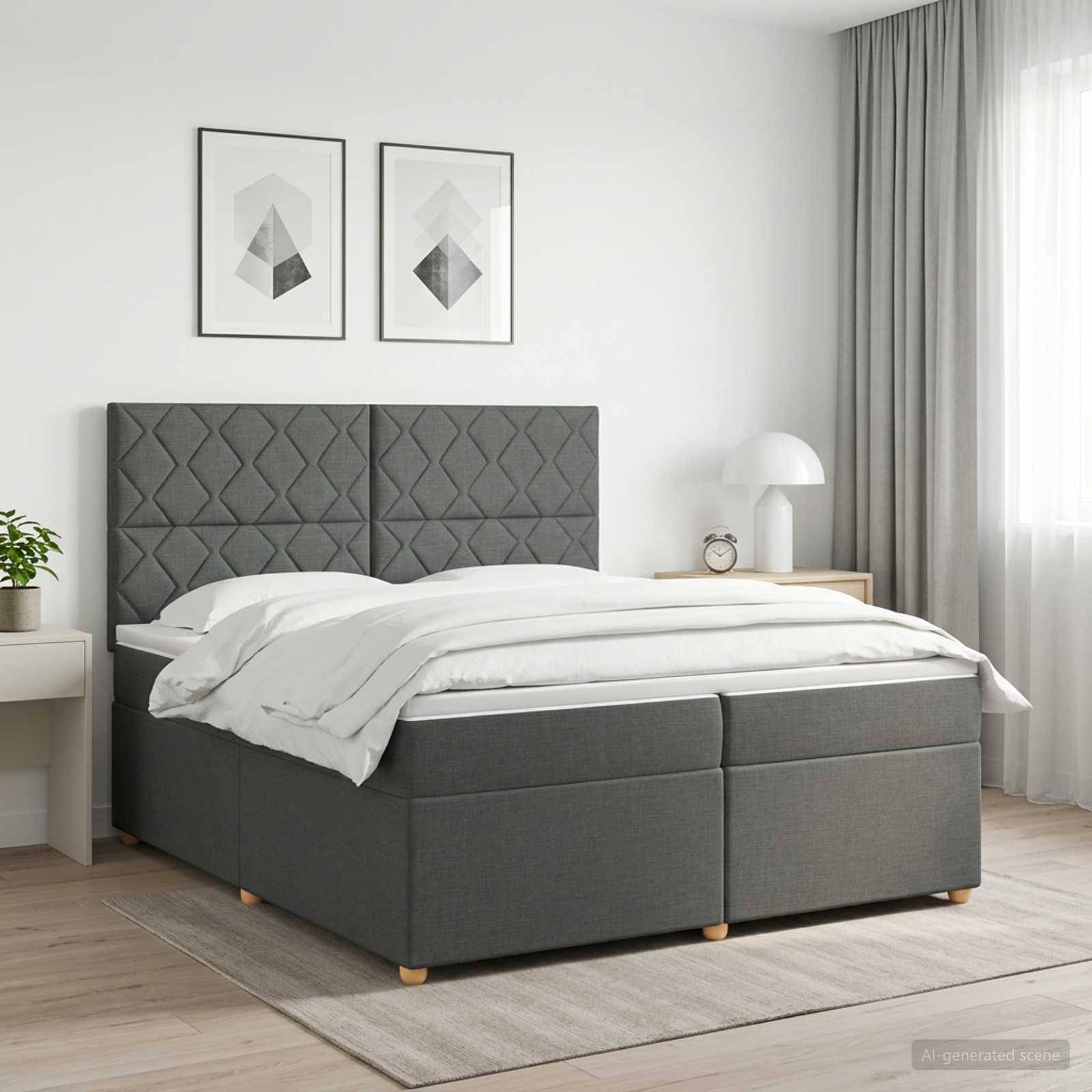 Modernes graupolstertes Bett in einem hellen minimalistischen Schlafzimmer mit Nachttischen, Lampe, gerahmter Kunst und Vorhängen.