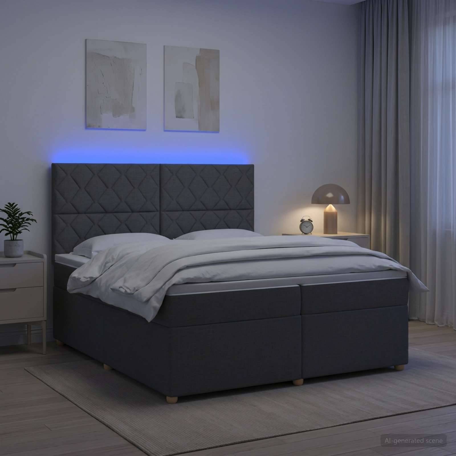 Modernes Schlafzimmer mit dunklem Polsterbett, beleuchteter Nachttischlampe, blauem Kopfteilen-Glühen, Nachttisch, Wandkunst, Vorhängen und Teppich.