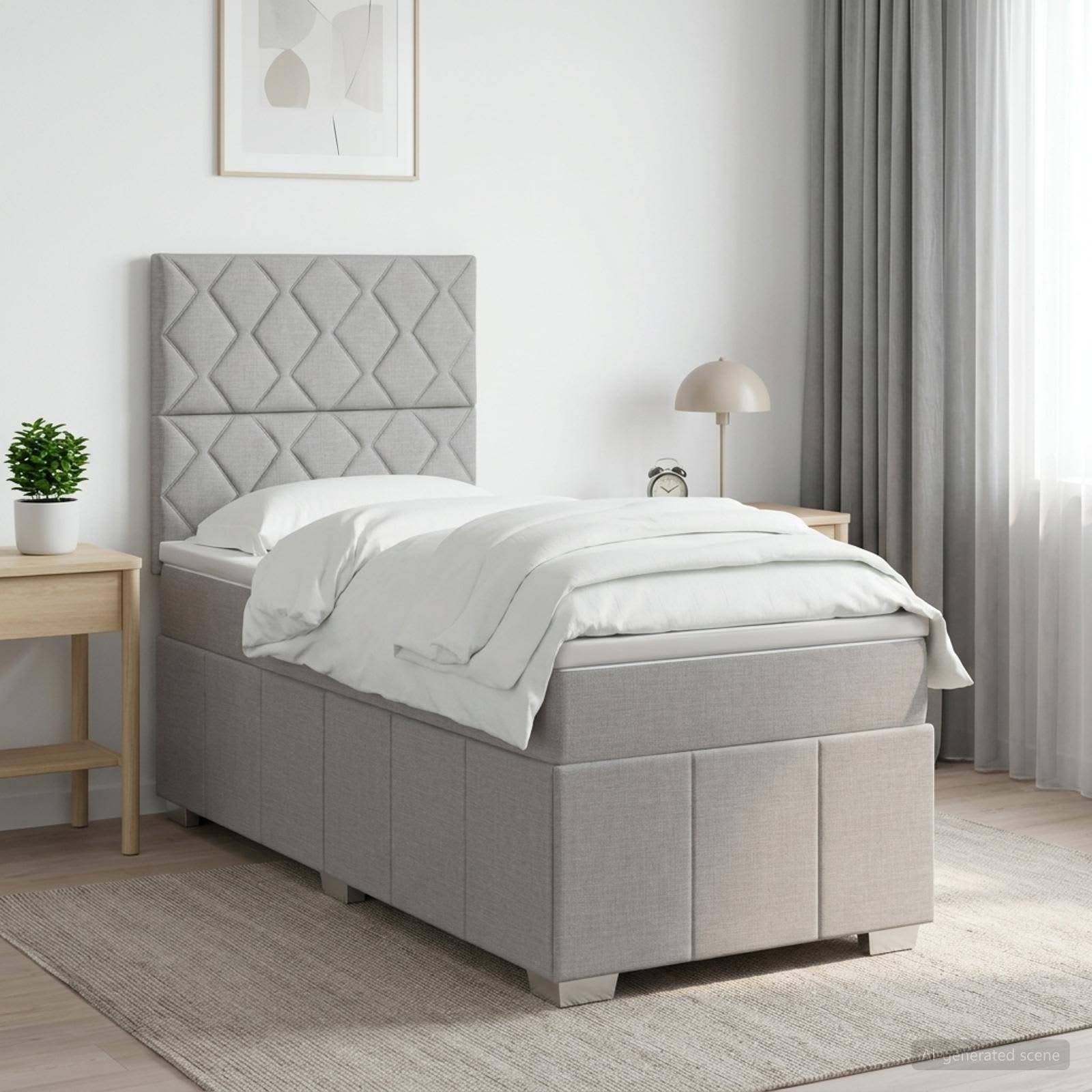 Ein ordentlich gemachtes grau gepolstertes Bett in einem hellen minimalistischen Schlafzimmer mit Nachttischen, Lampe, Pflanze, Wandkunst im Rahmen und bodenlangen Vorhängen.