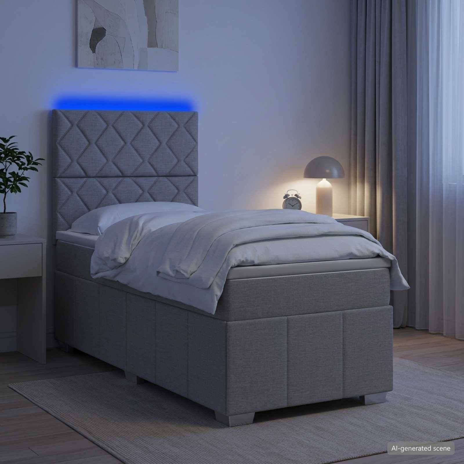 Modernes Schlafzimmer mit einem grau gepolsterten Bett, blauem LED-Kopfleuchten-Glanz, Nachttischlampe und weichen Vorhängen im schwachen Abendlicht.