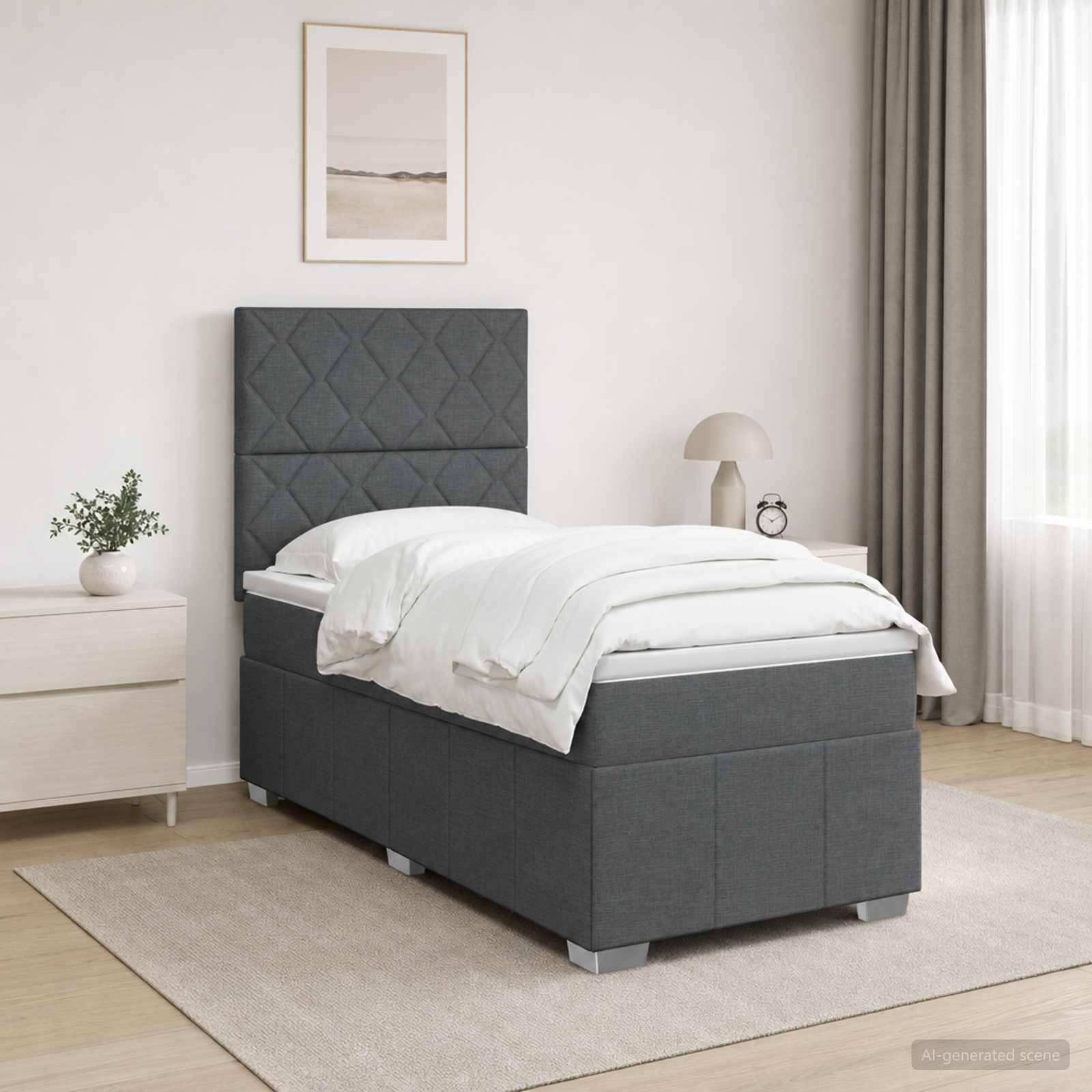 Modernes Schlafzimmer mit grauem gepolstertem Bett, weißer Bettwäsche, Nachttisch, Lampe, Vorhang, gerahmtem Wandkunstwerk und hellem Teppich.