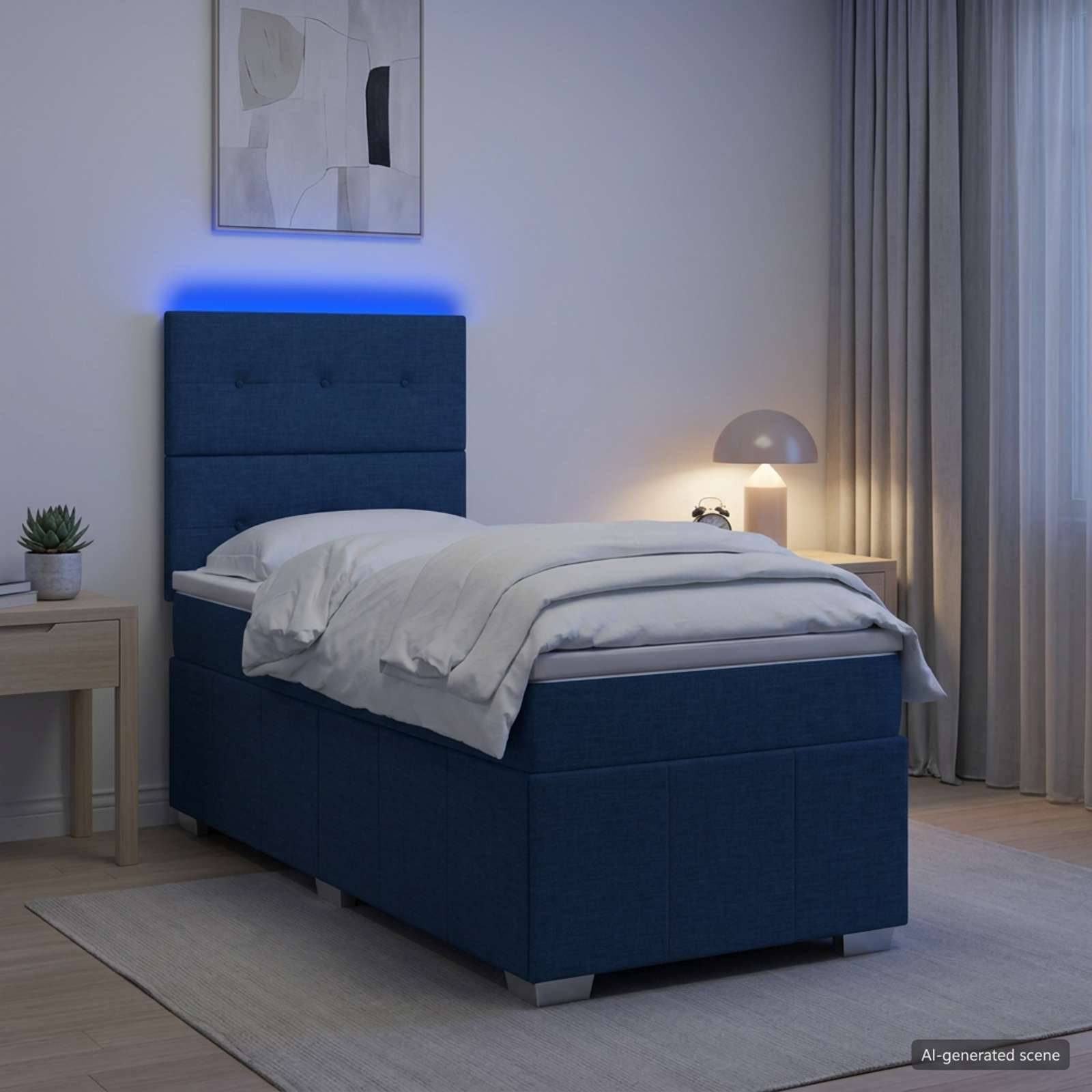 Modernes Schlafzimmer mit blauem Polstereenbett, weißer Bettwäsche, Nachttischlampe, Vorhang und Wandkunst in einem sanft beleuchteten Raum.