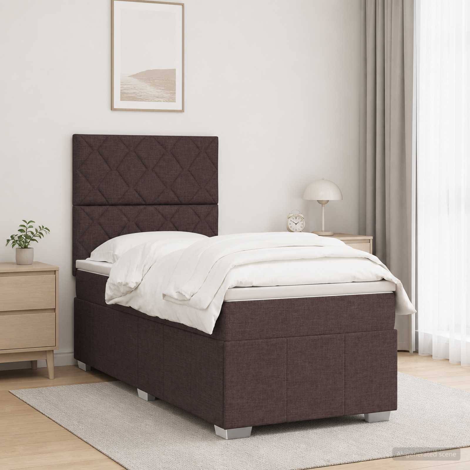 Ein ordentlich gemachtes Bett mit dunkel gepolstertem Kopfteil und Bettrahmen steht in einem hellen, minimalistischen Schlafzimmer mit Nachttischen, Lampe und gerahmter Wandkunst.