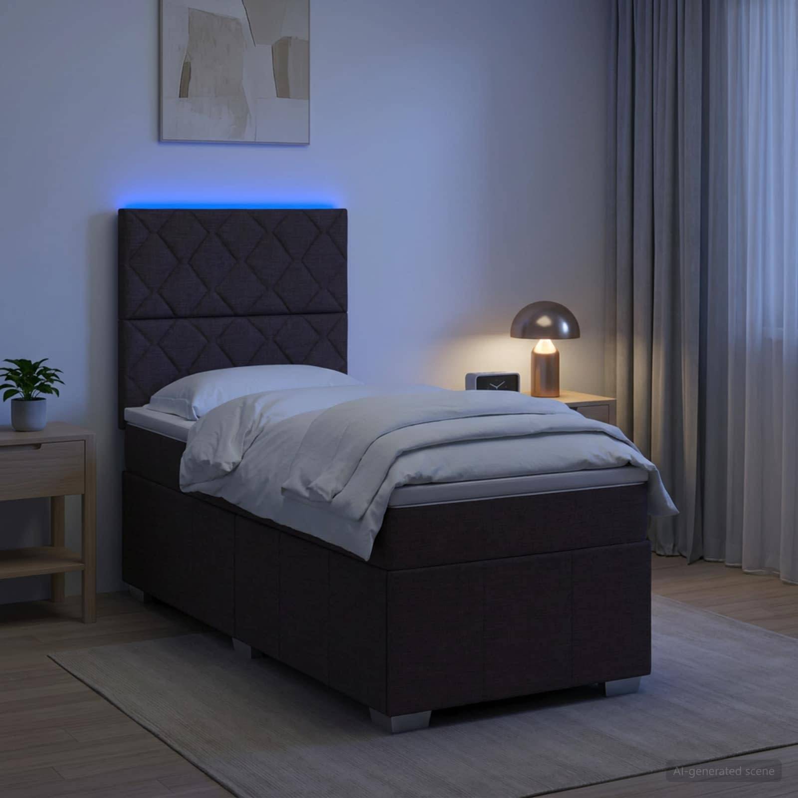 Modernes Schlafzimmer mit einem Einzelbett, beleuchtetem Kopfteil, Nachttischlampe, Vorhängen und einer kleinen Pflanze am Fenster.