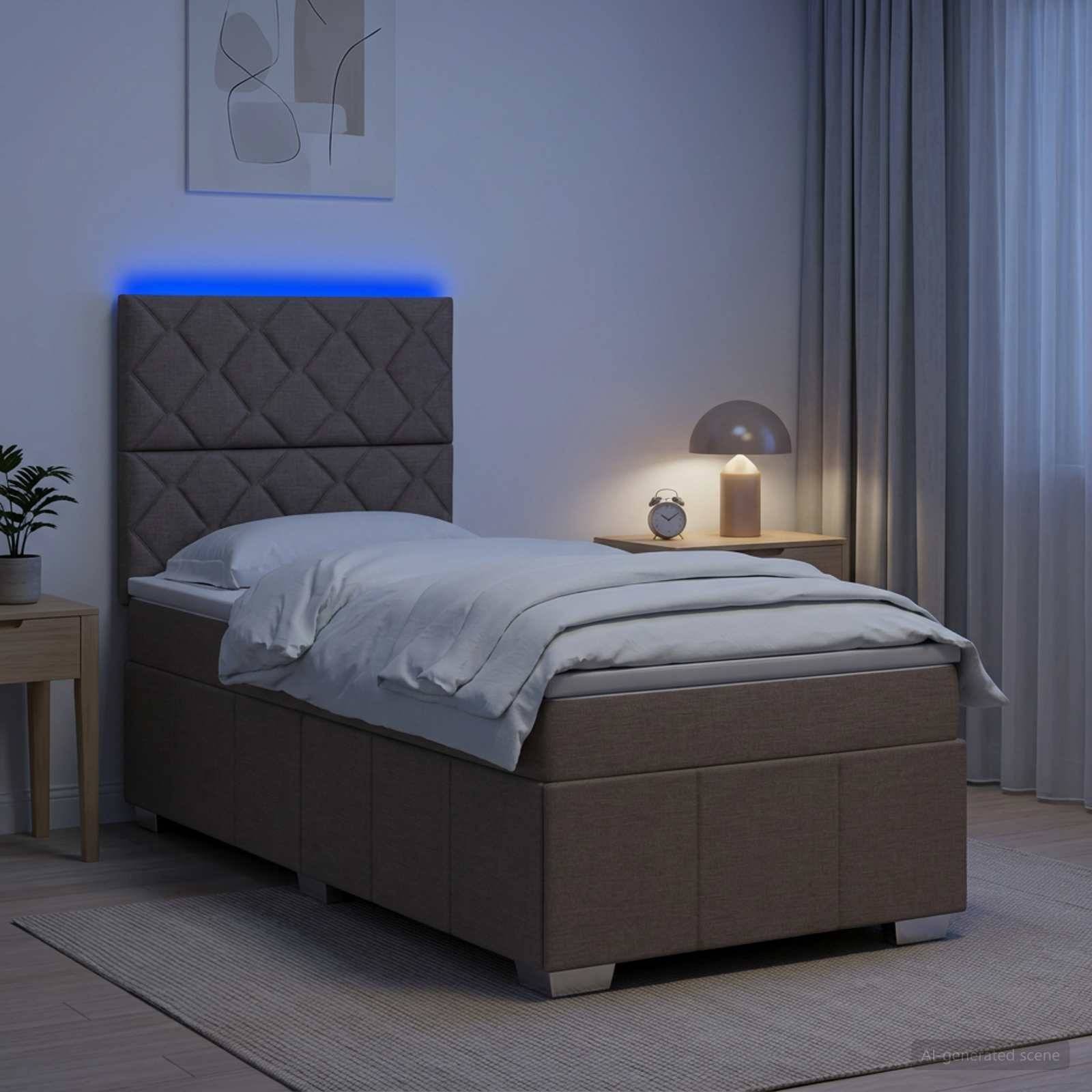 Modernes Schlafzimmer mit sorgfältig gemachtem Einzelbett, gepolstertem Kopfteil mit blauem LED-Glühen, Nachttischlampe, Wecker, Vorhängen und Teppich.