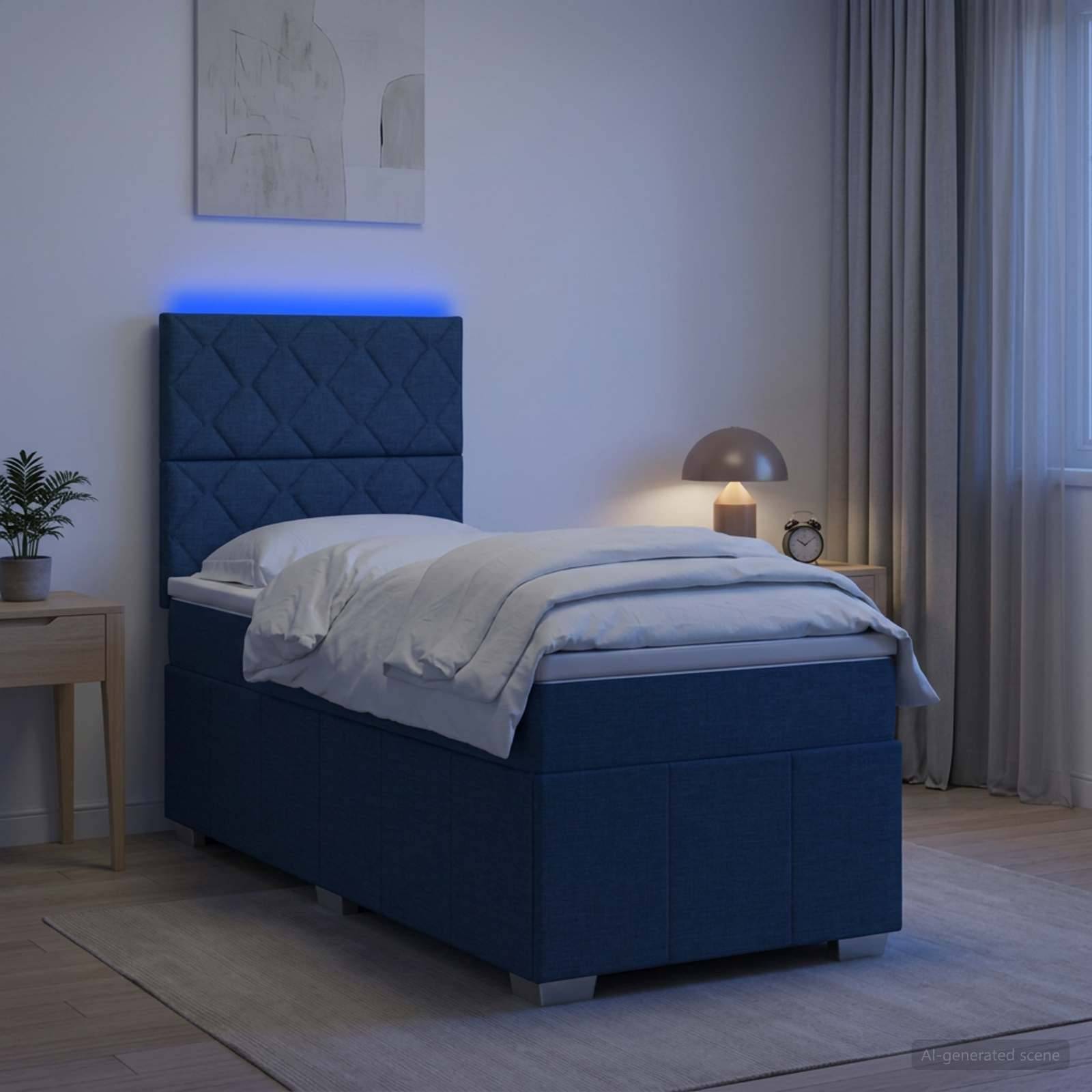 Ein modernes, blaugepolstertes Einzelbett mit weißer Bettwäsche, blauer LED-Kopfleuchtе und Nachttischlampe in einem minimalistischen Schlafzimmer.