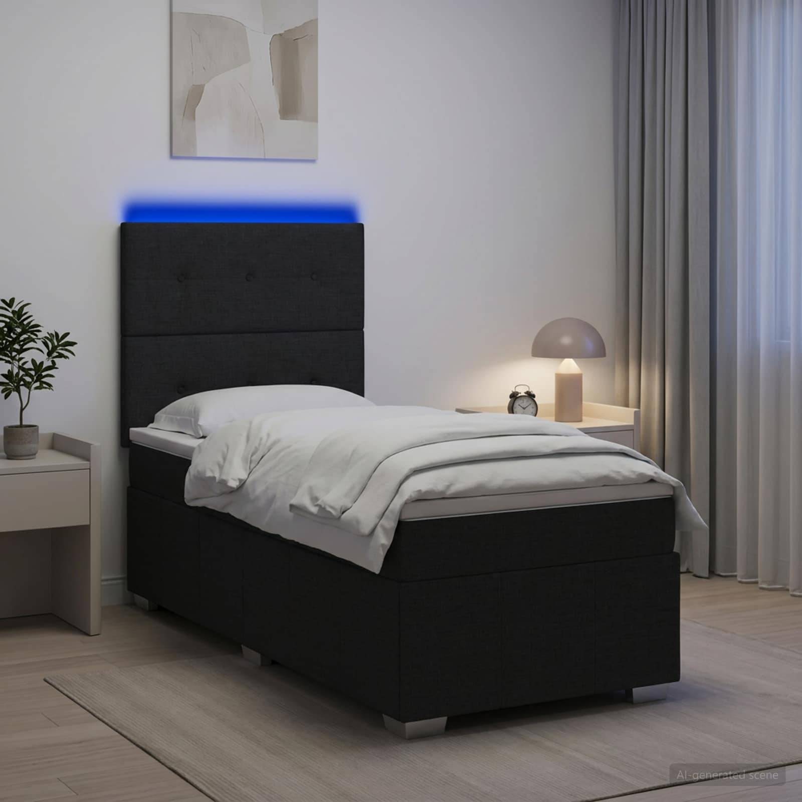 Modernes Schlafzimmer mit schwarzem Bett, weißer Bettwäsche, blauer LED-Kopfleuchte, Nachttischlampe und Vorhängen neben einem Fenster.