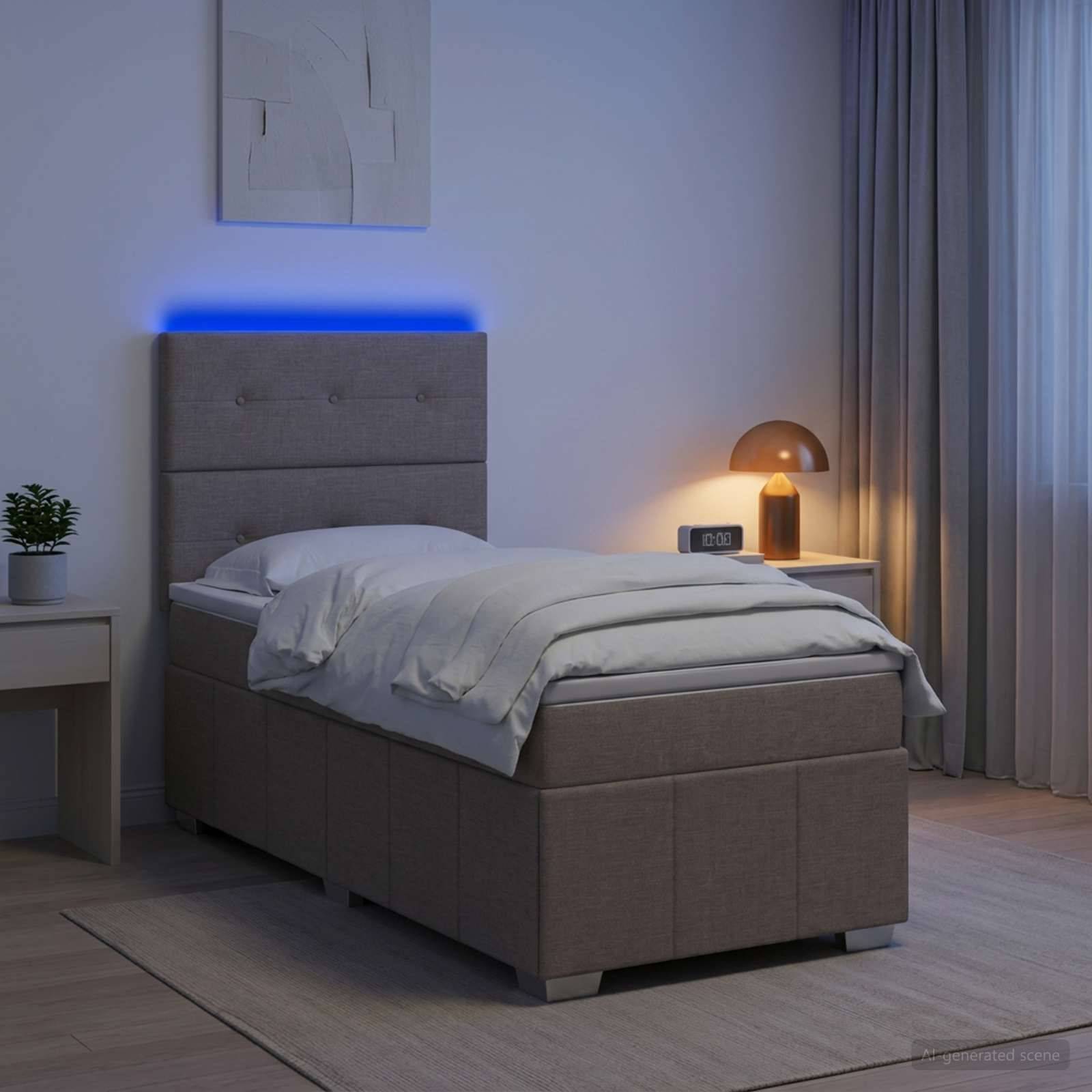 Modernes Schlafzimmer mit einem ungemachten Einzelbett, leuchtender blauer Kopfleuchte, Nachttischlampe und Vorhängen