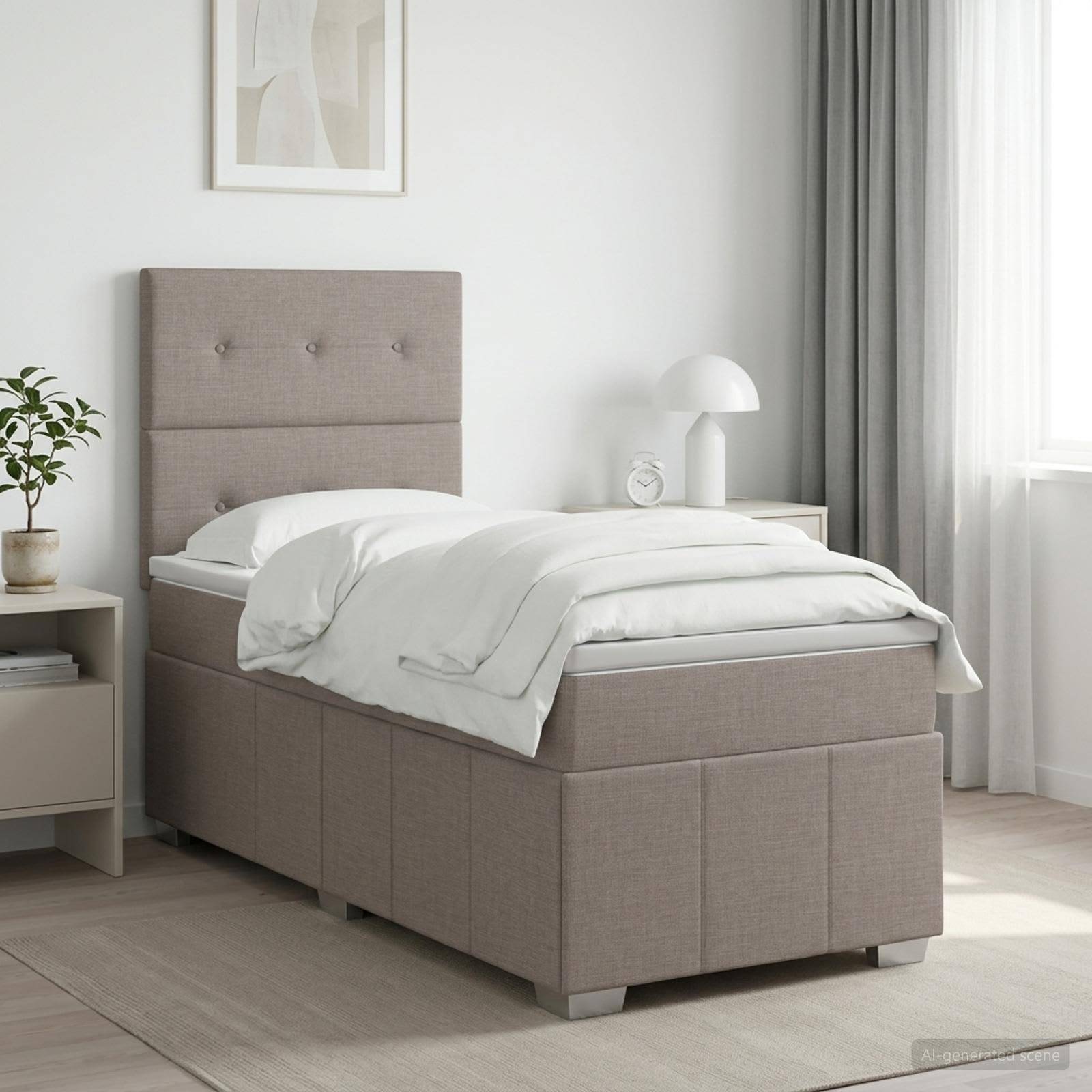 Minimalistisches Schlafzimmer mit einem beige gepolsterten Bett, bezogen mit weißer Bettwäsche, daneben ein kleiner Nachttisch, eine Lampe, eine Pflanze und ein helles Fenster.