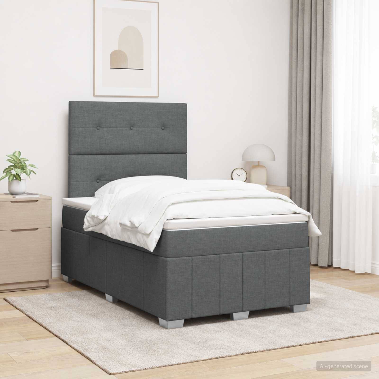 Modernes Schlafzimmer mit einem grauen gepolsterten Einzelbett, weißer Bettwäsche, Nachttisch, Lampe, Pflanze, Vorhang und gerahmter Wandkunst.