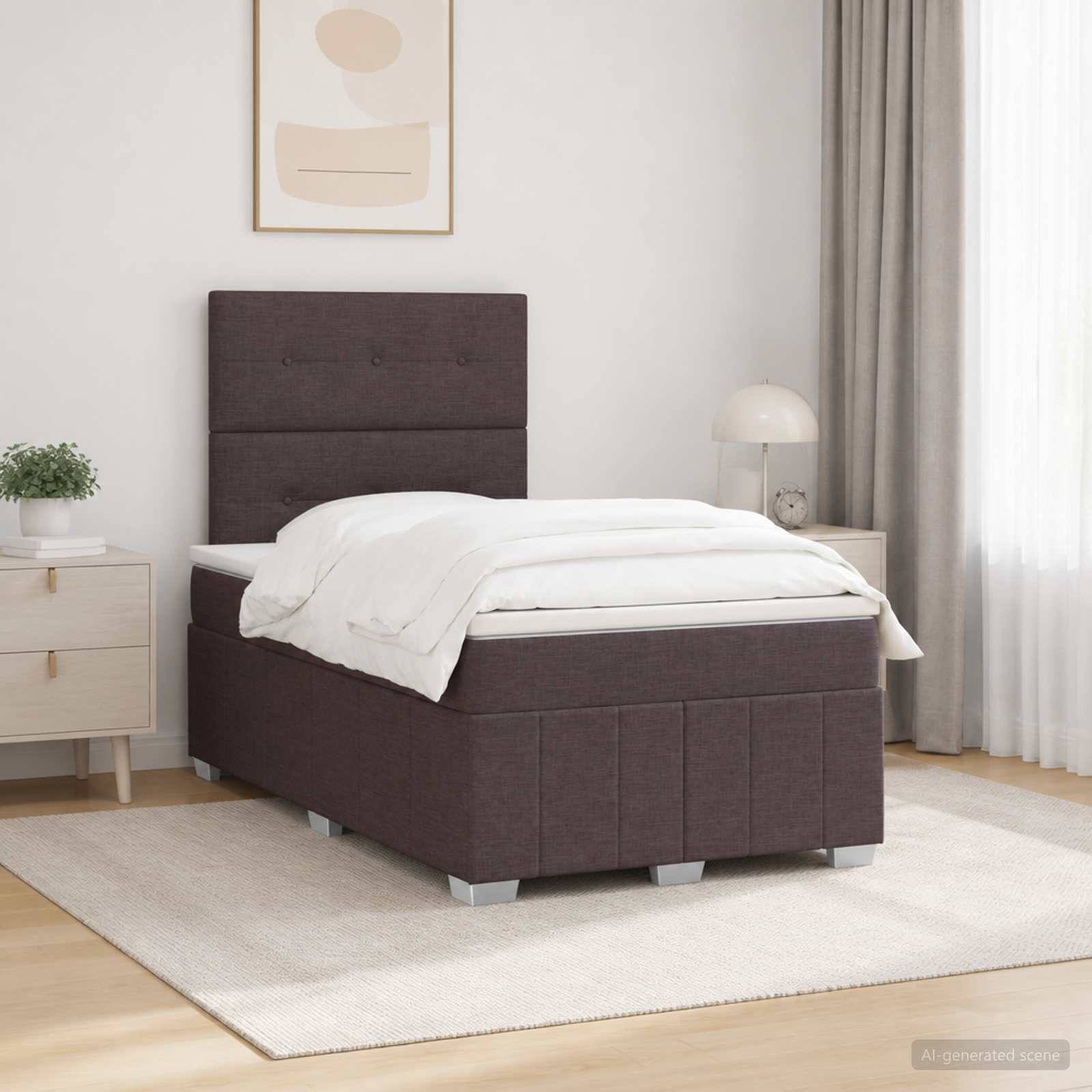 Ein saubermachtes Bett mit einer dunkel gepolsterten Basis und Kopfteil in einem hellen minimalistischen Schlafzimmer, flankiert von Nachttischen und einer Lampe.