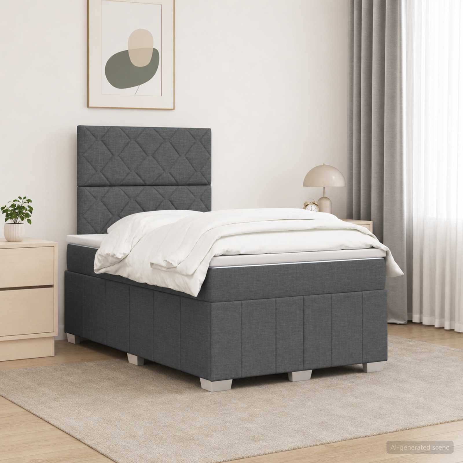 Modernes graues Polsterbett mit gestepptem Kopfteil in einem hellen minimalistischen Schlafzimmer, ausgestattet mit weißer Bettwäsche und neben einem Nachttisch, einer Lampe und Vorhängen.