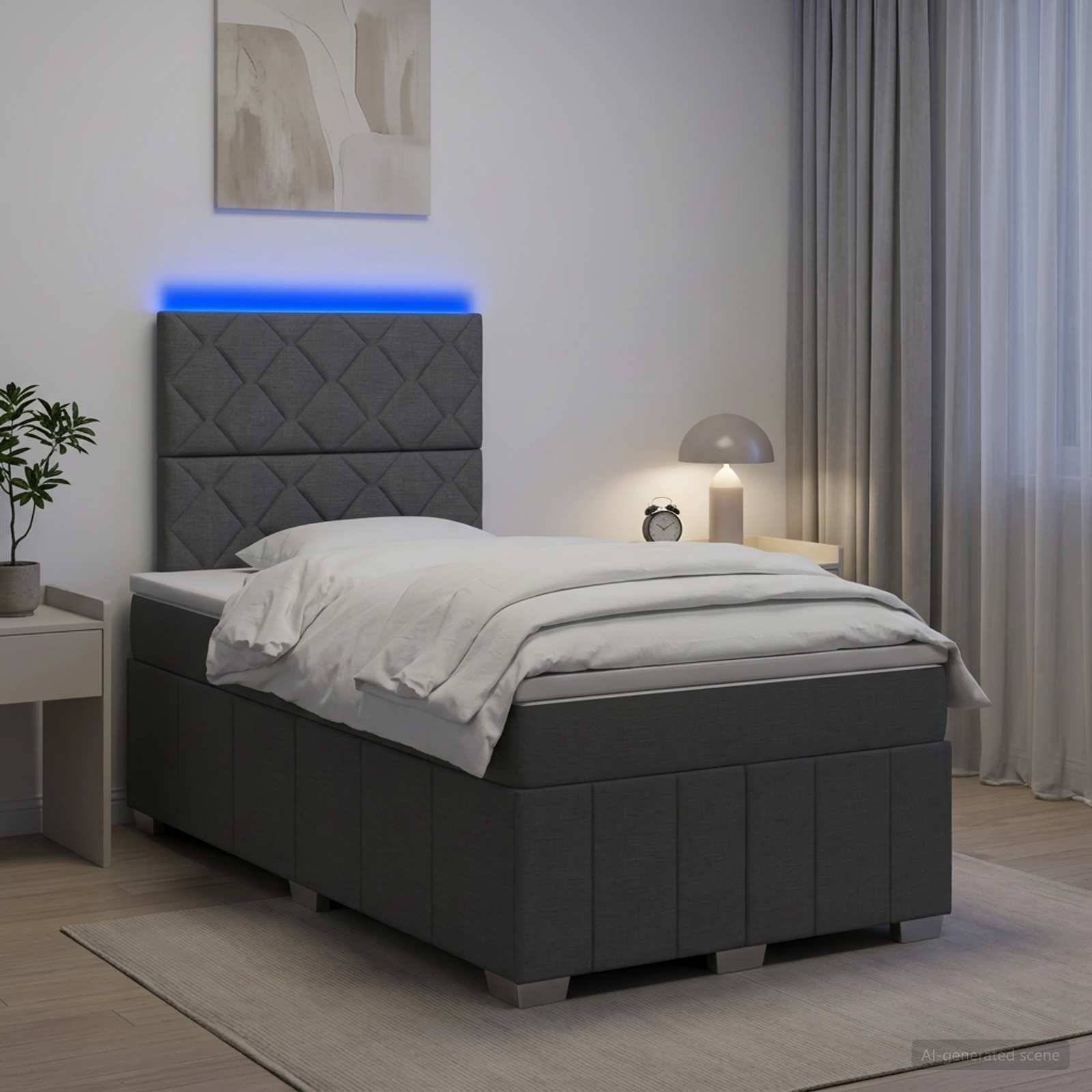 Modernes grau gepolstertes Bett in einem minimalistischen Schlafzimmer, mit blauer LED-Kopfleuchten-Beleuchtung, weißer Bettwäsche, Nachttischlampe und Vorhängen.