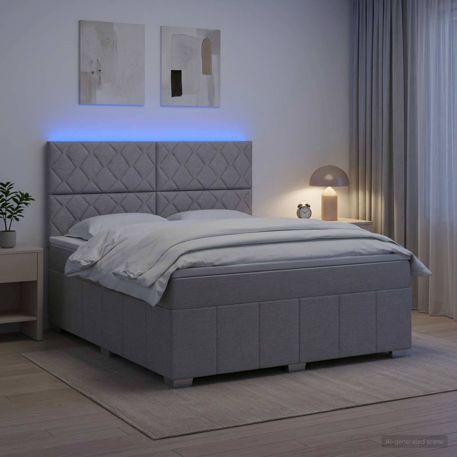 Modernes grau gepolstertes Bett in einem minimalistischen Schlafzimmer, beleuchtet durch einen blauen LED-Kopfleistenschutz mit Nachttischlampe und Vorhängen.