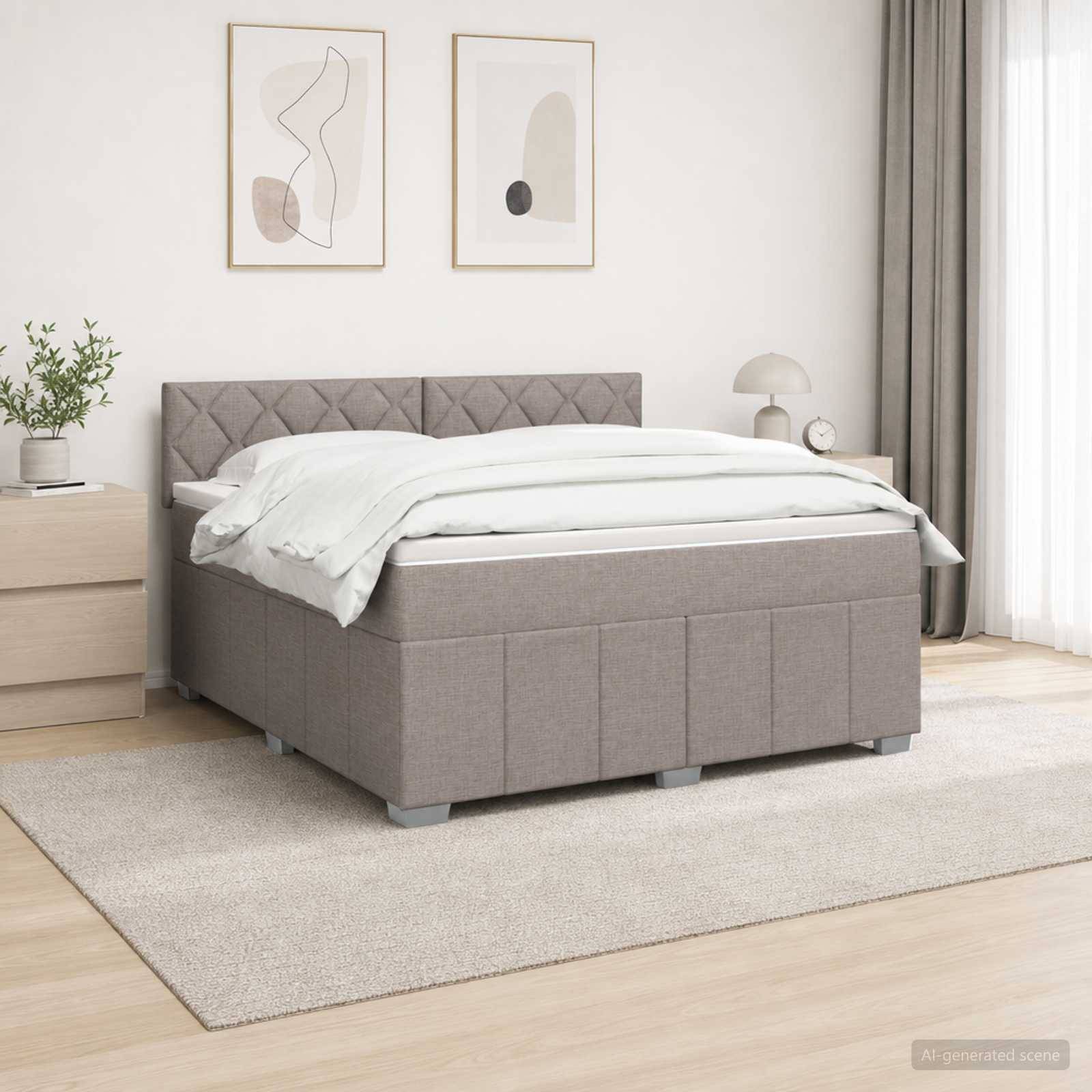 Modernes Schlafzimmer mit einem grau gepolsterten Bett, weißer Bettwäsche, Nachttisch, Lampe, Wandkunst und leichten Vorhängen auf einem beigen Teppich.