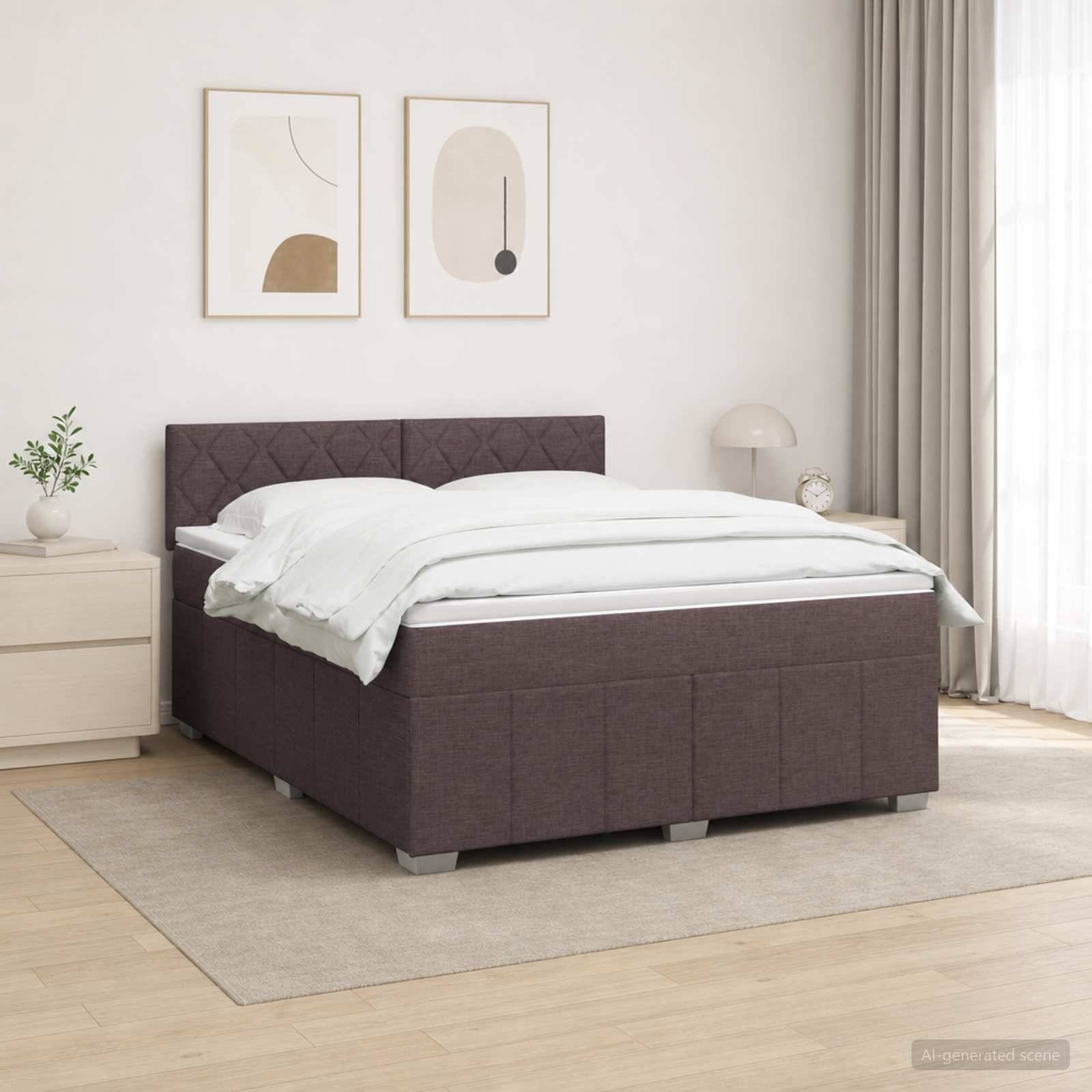 Modernes Schlafzimmer mit einem dunkel gepolsterten Bett, weißer Bettwäsche, Nachttischen, Wandkunst, Lampe und neutralem Teppich in einem hellen minimalistischen Raum.