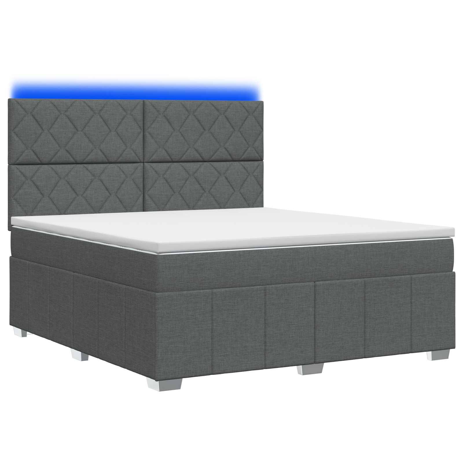 Graues gepolstertes Bett mit weißer Matratze und hohem gestepptem Kopfteil, akzentuiert durch ein blaues Lichtband hinter dem Kopfteil.