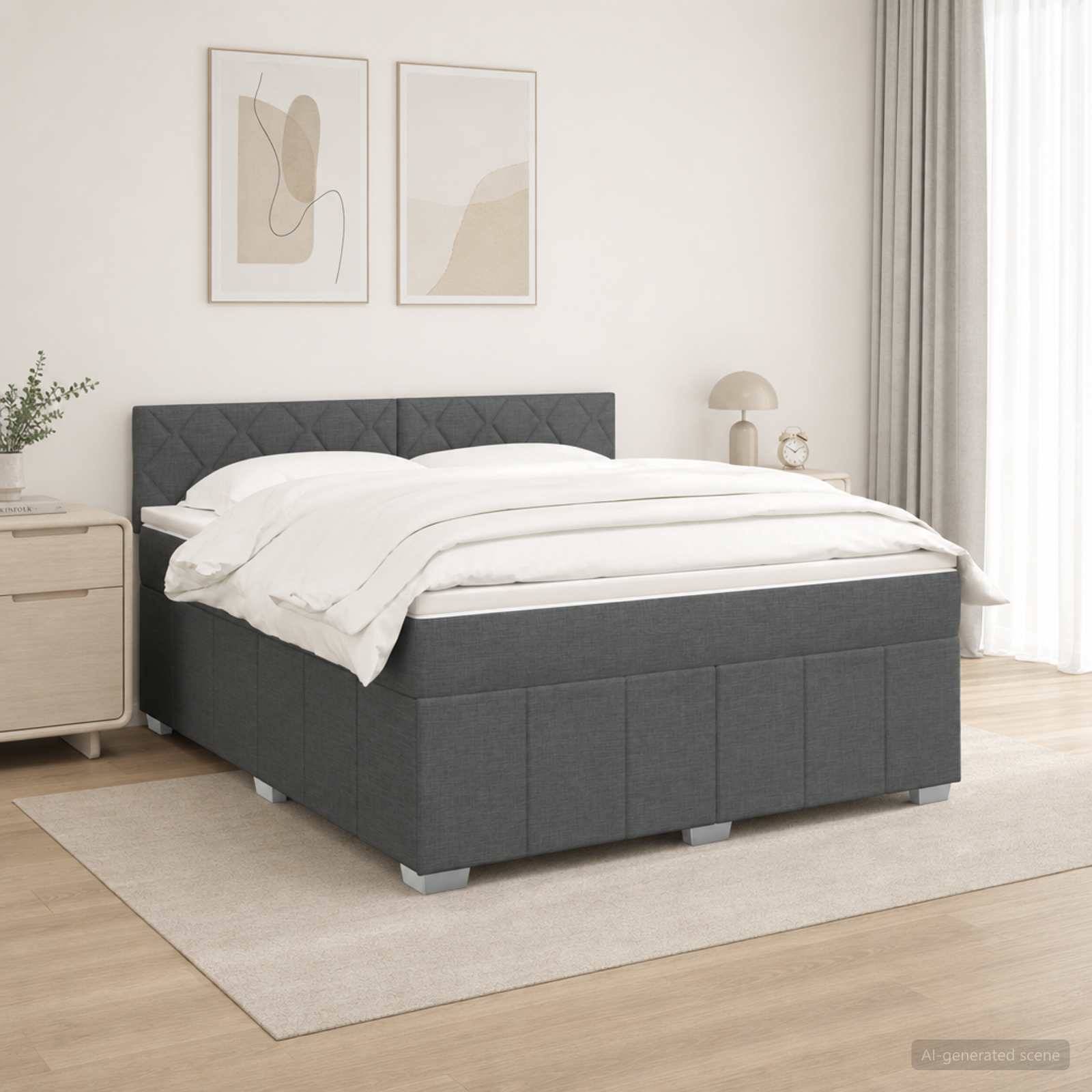 Modernes Schlafzimmer mit einem dunkel gepolsterten Bett und weißer Bettwäsche, rahmengebundene Wandkunst, Nachttisch, Lampe, Vorhänge und ein heller Bereichsteppich.