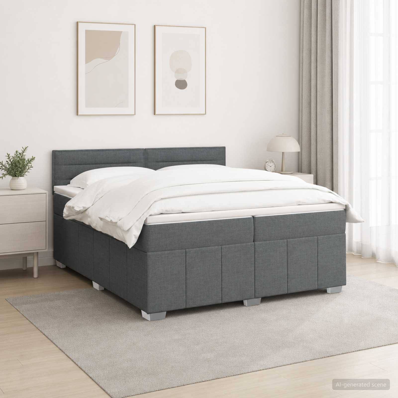 Modernes grau gepolstertes Bett mit weißer Bettwäsche in einem hellen, minimalistischen Schlafzimmer, gezeigt mit Nachttisch, Lampe und Wandkunst.