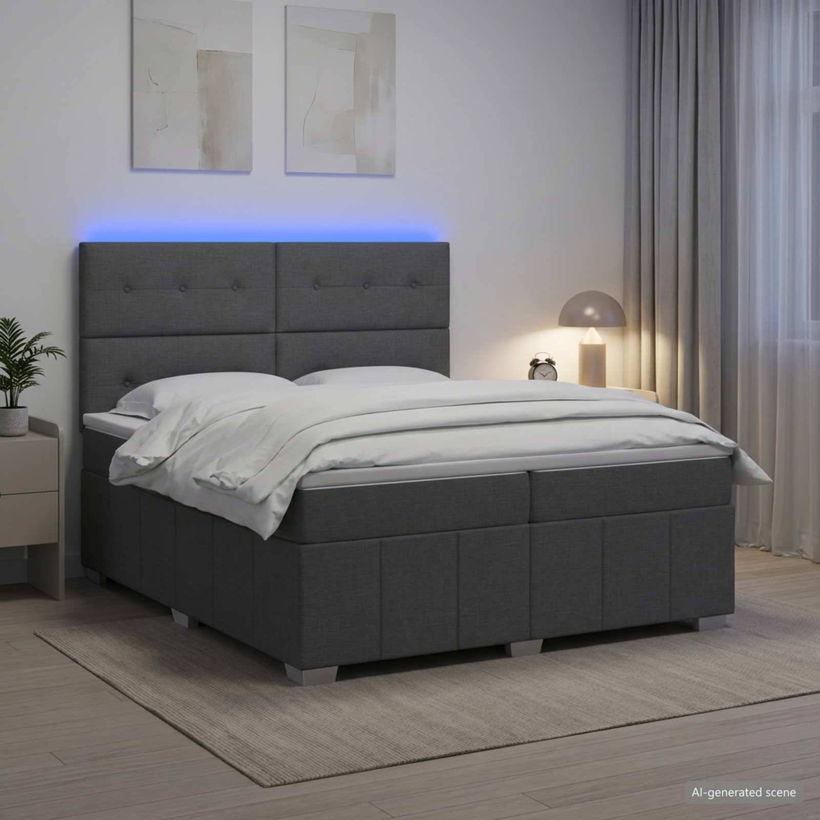 Modernes Schlafzimmer mit einem grau gepolsterten Bett, weißer Bettwäsche, sanfter blauer Hintergrundbeleuchtung, Nachttischlampe und transparenten Gardinen.