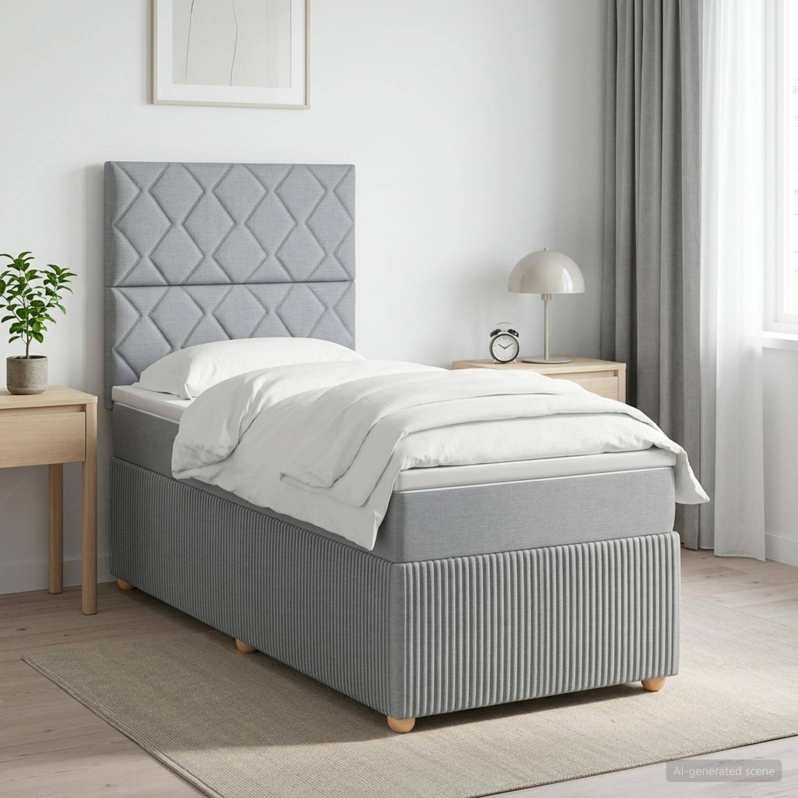 Grau gepolstertes Einzelbett in einem hellen, minimalistischen Schlafzimmer mit weißer Bettwäsche, passenden Nachttischen, Lampe, Uhr und Fenstervorhängen.