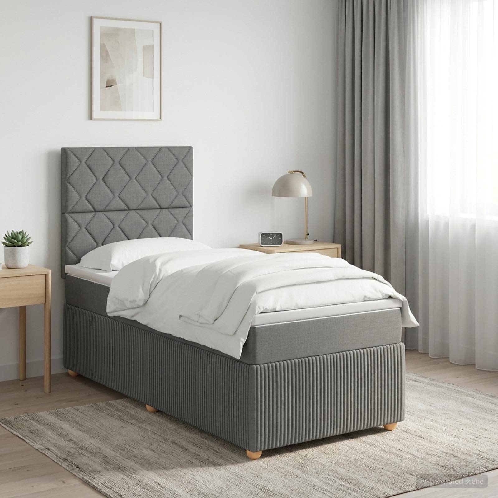 Ein ordentlich gemachtes Einzelbett mit grauem gepolstertem Kopfteil und Sockel in einem hellen, minimalistischen Schlafzimmer, flankiert von zwei Nachttischen, Vorhängen und einem gerahmten Wanddruck.