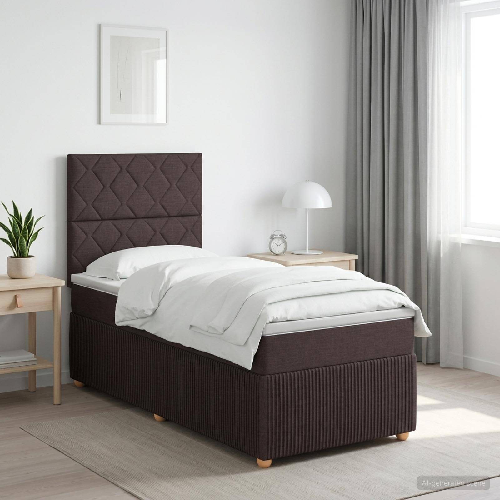 Ein ordentlich gemachtes Einzelbett mit dunkelm gepolstertem Kopfteil und Speicherbasis in einem hellen, minimalistischen Schlafzimmer mit Nachttisch, Lampe, Pflanze und Fenster.