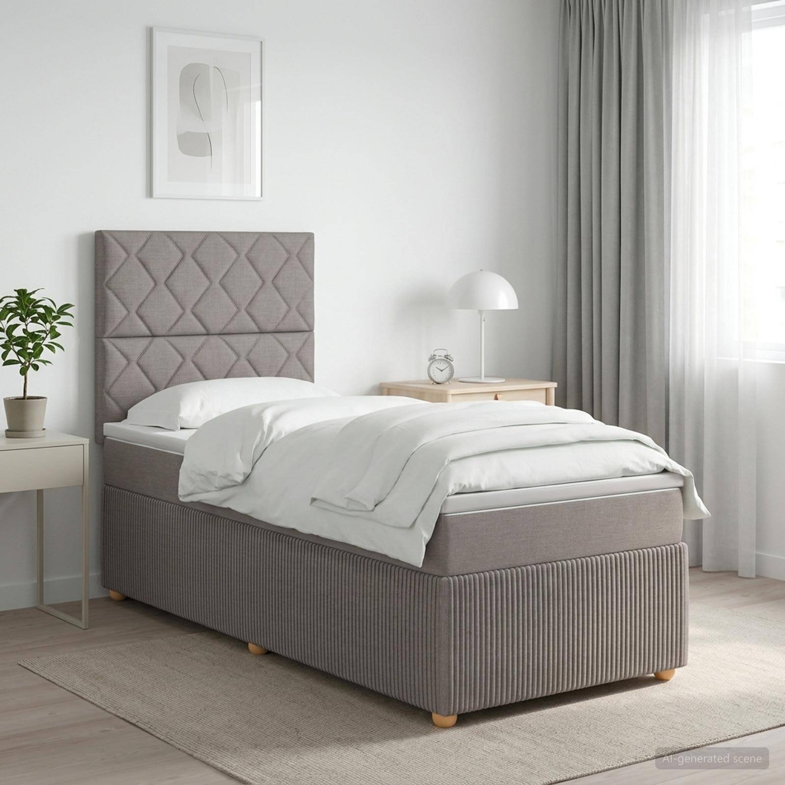 Ein ordentlich gemachtes Einzelbett mit gepolstertem grauem Kopfteil mit Knopfsteppung in einem hellen, minimalistischen Schlafzimmer, neben einem Nachttisch, einer Lampe, einer Pflanze und transparenten Gardinen.