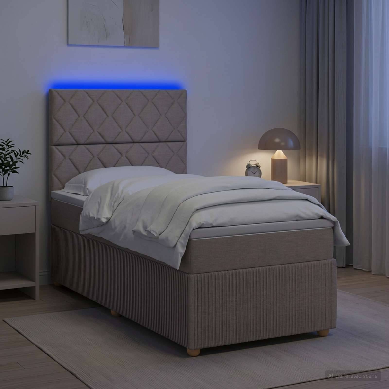 Ein ordentlich gemachtes gepolstertes Einzelbett mit blau beleuchteter Kopfseite in einem minimalistischen Schlafzimmer, neben einem Nachttisch und einer Lampe.