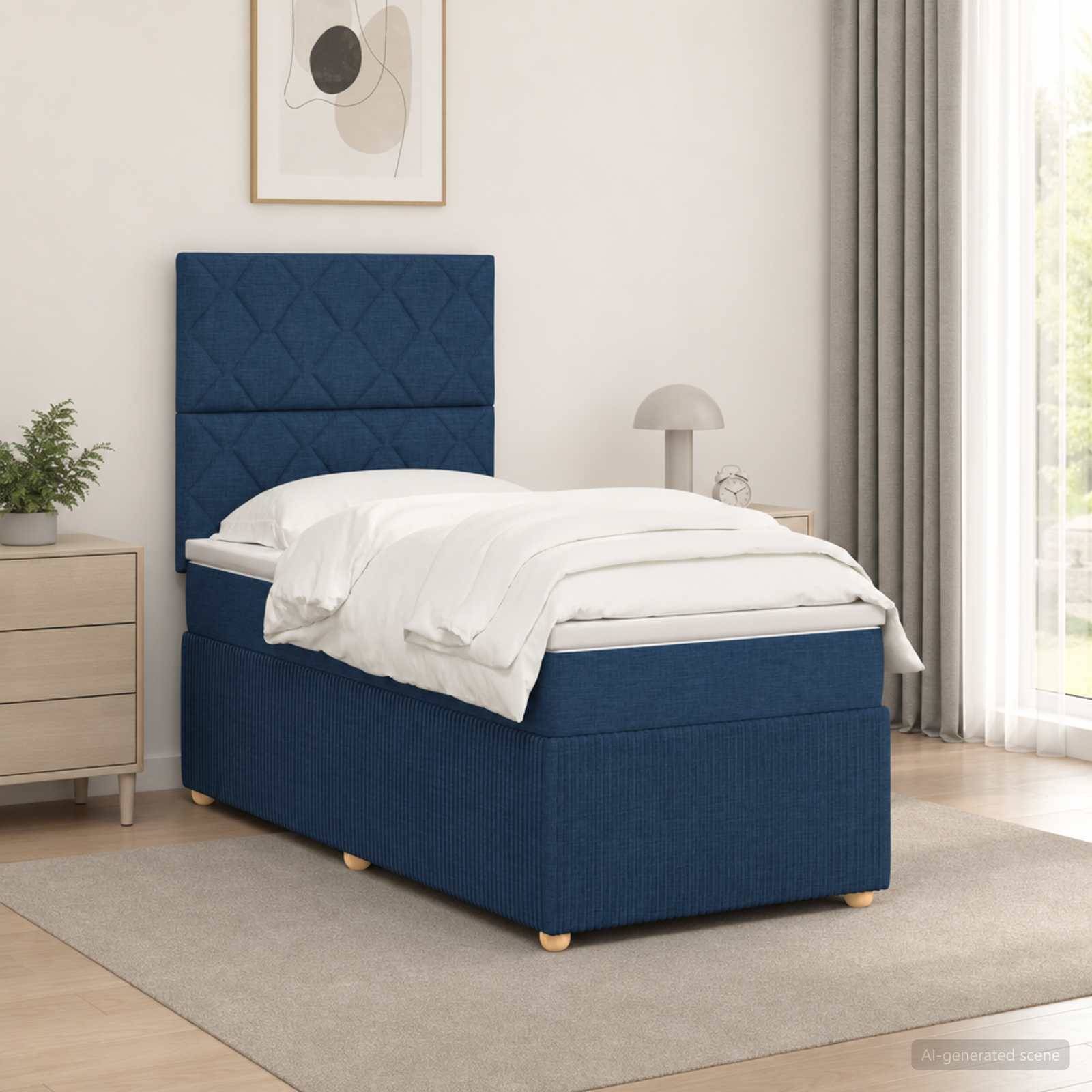 Blaues gepolstertes Einzelbett mit weißer Bettwäsche in einem hellen, modernen Schlafzimmer neben einem Nachttisch, einer Lampe und einem Fenster.