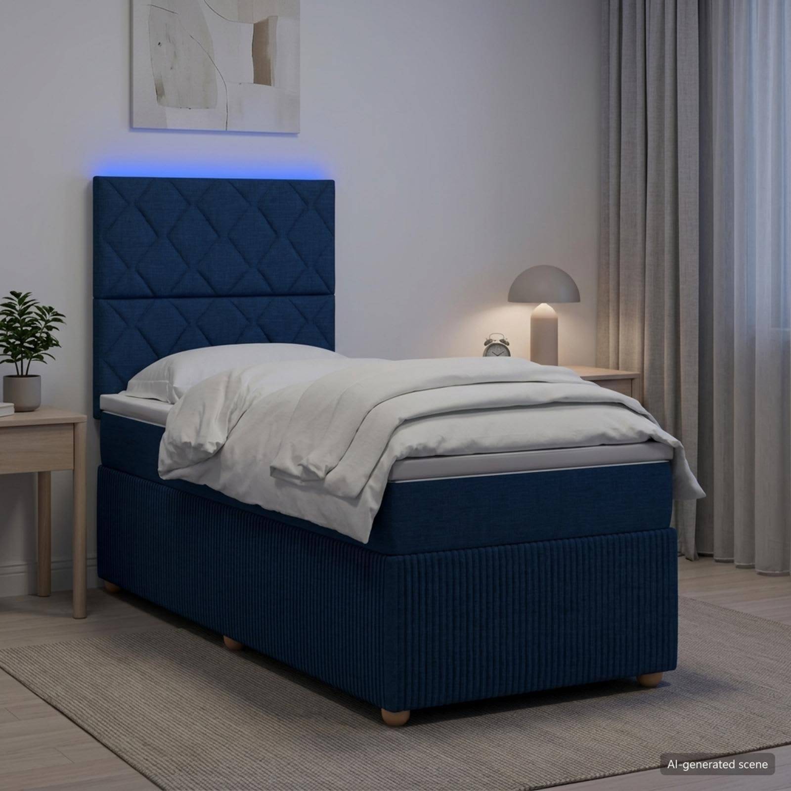 Modernes Schlafzimmer mit einem blaugepolsterten Bett, weißer Bettwäsche, Nachttischen, einer Lampe, Vorhängen und einem Teppich in einem sanft beleuchteten Zimmer.