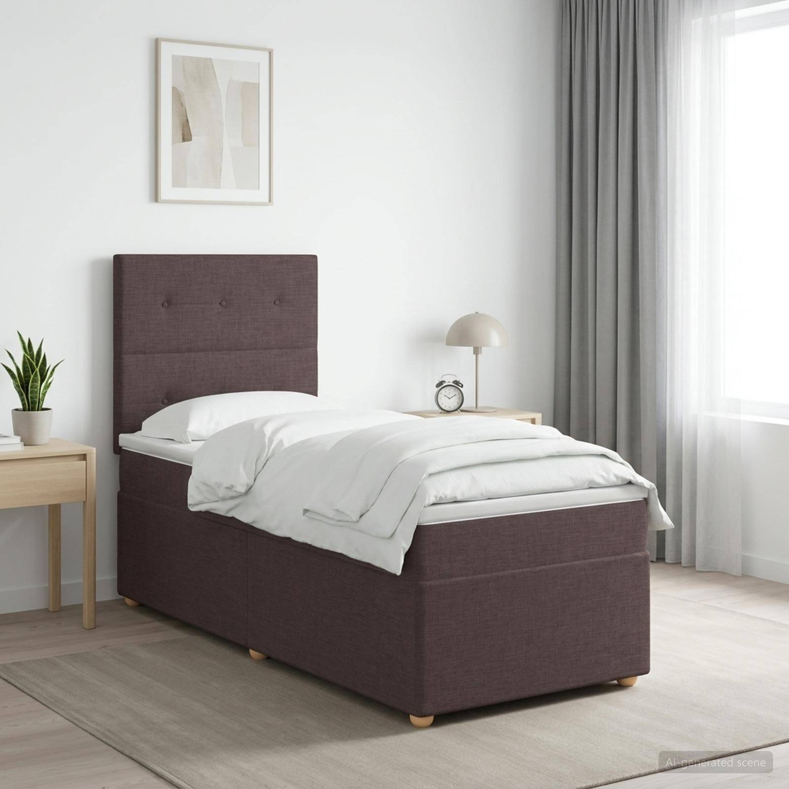 Minimales Schlafzimmer mit einem ordentlich gemachtem Einzelbett, Nachttischen, Lampe, Pflanze, gerahmter Wandkunst und transparenten Vorhängen an einem hellen Fenster.